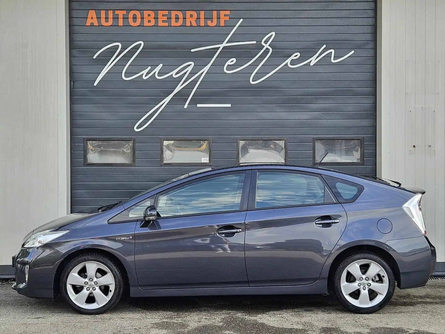 Toyota Prius 1.8 Business |Hybrid|Camera|Dealer onderhouden| Grijs - 2
