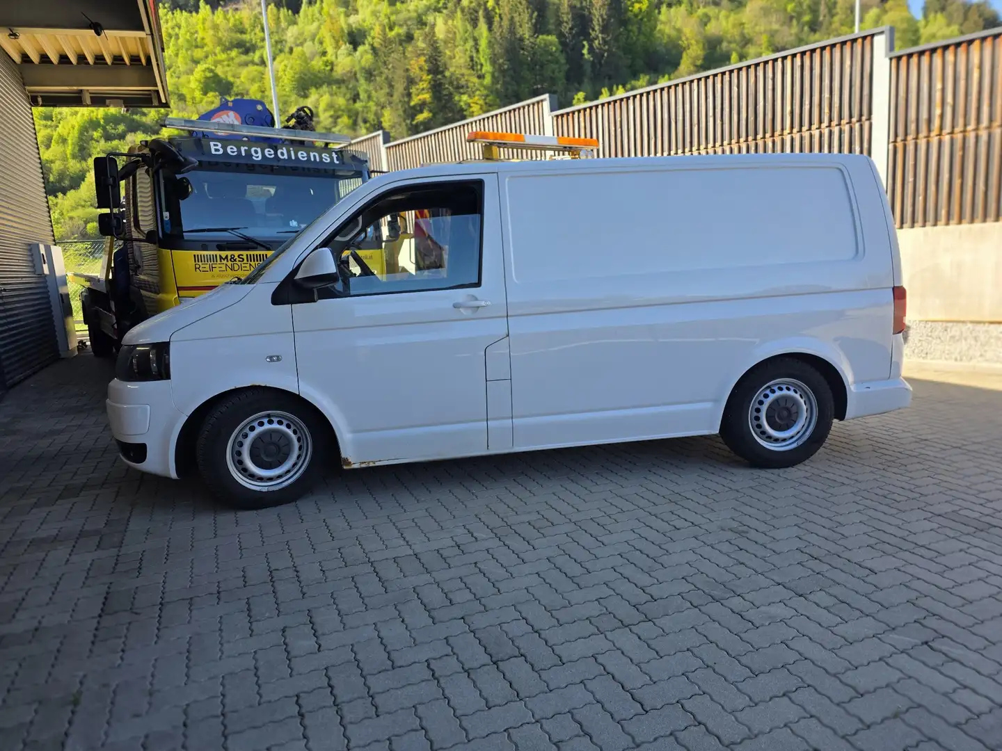 Volkswagen T5 Transporter Kastenwagen 2,0 TDI D-PF - 2