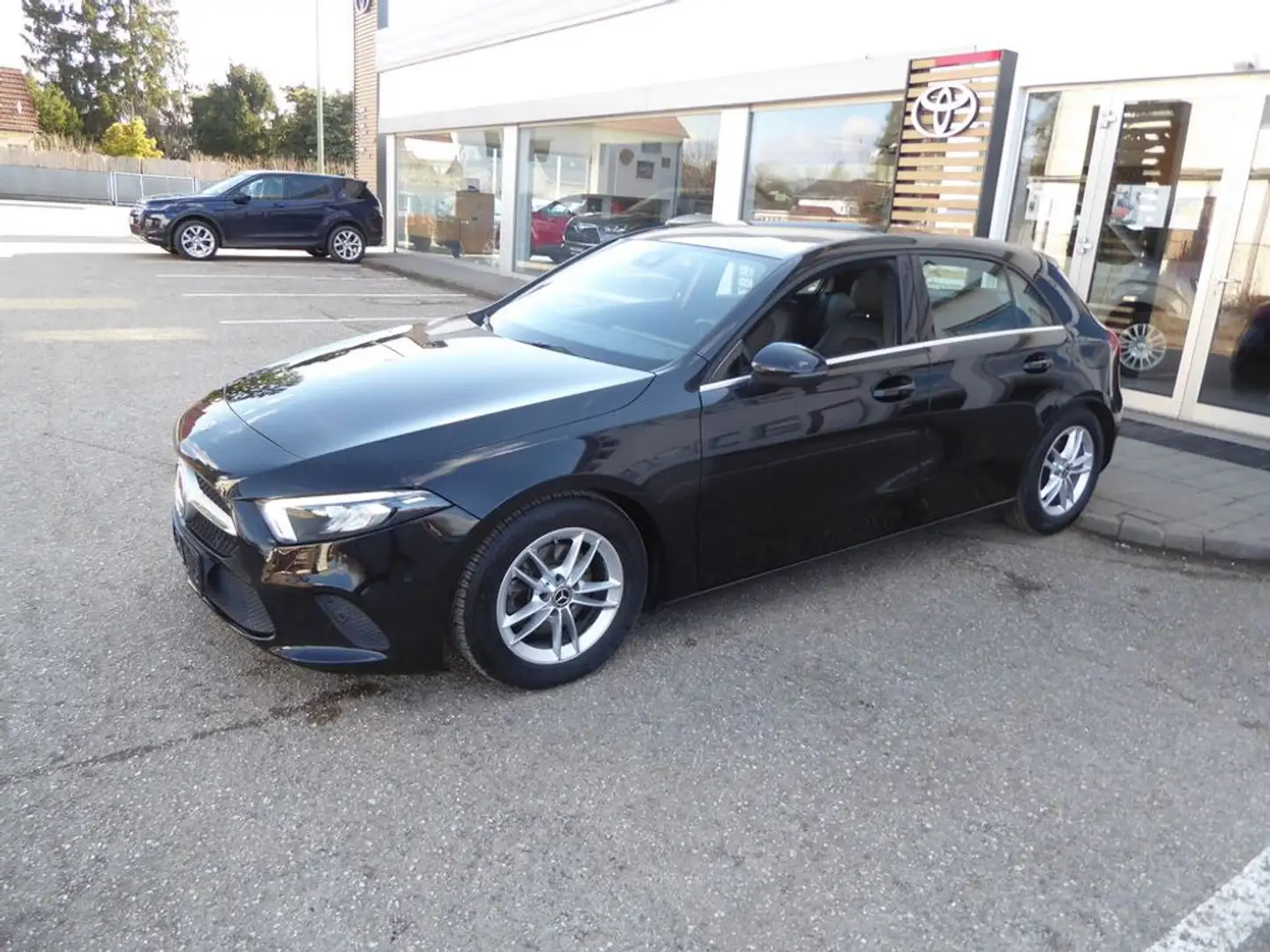 Mercedes-Benz A 180 d Aut. *LED*PANO*AHK*KAMERA* Schwarz - 2