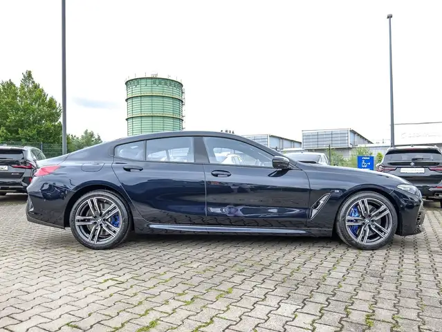 BMW 8 Series view 10