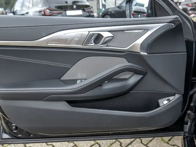BMW 8 Series view 20