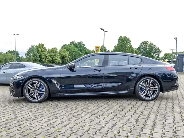 BMW 8 Series view 9