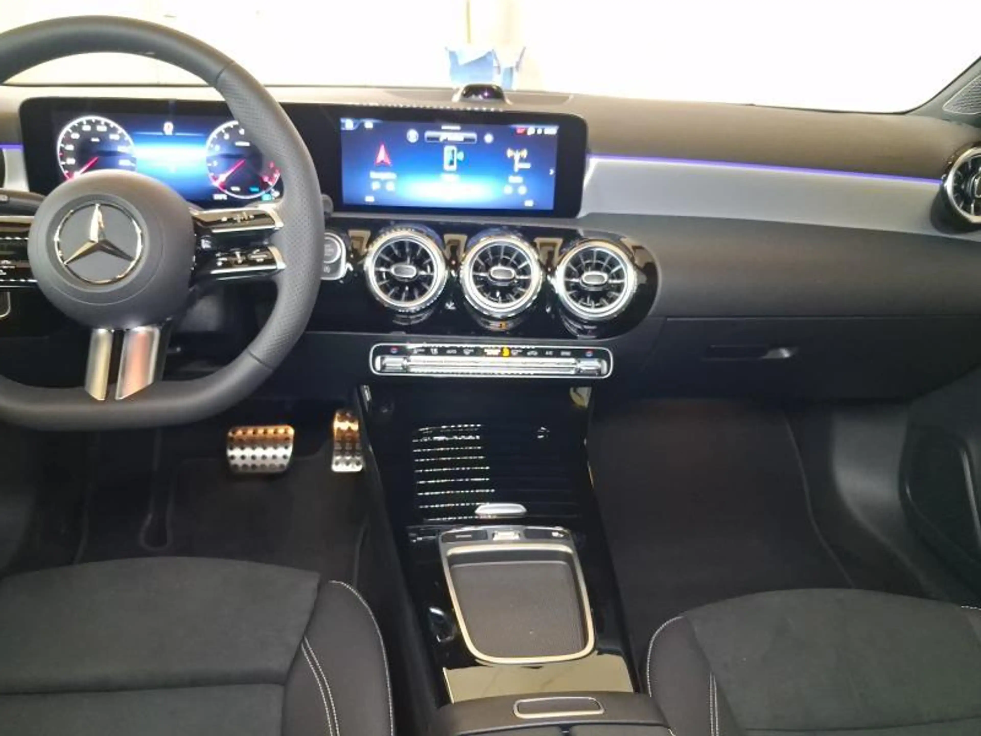 Mercedes-Benz A 200 AMG Line — photo 7
