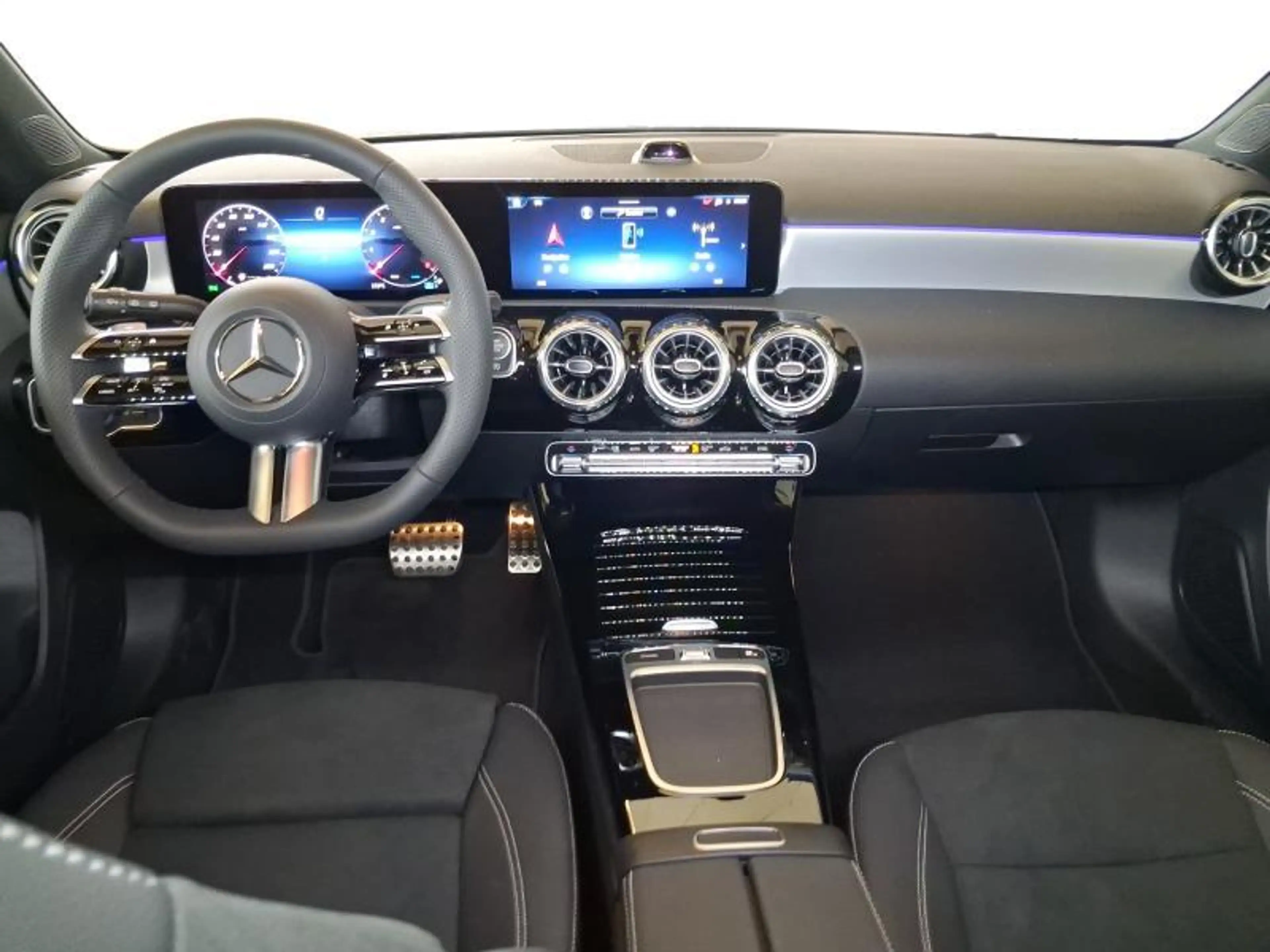 Mercedes-Benz A 200 AMG Line — photo 2