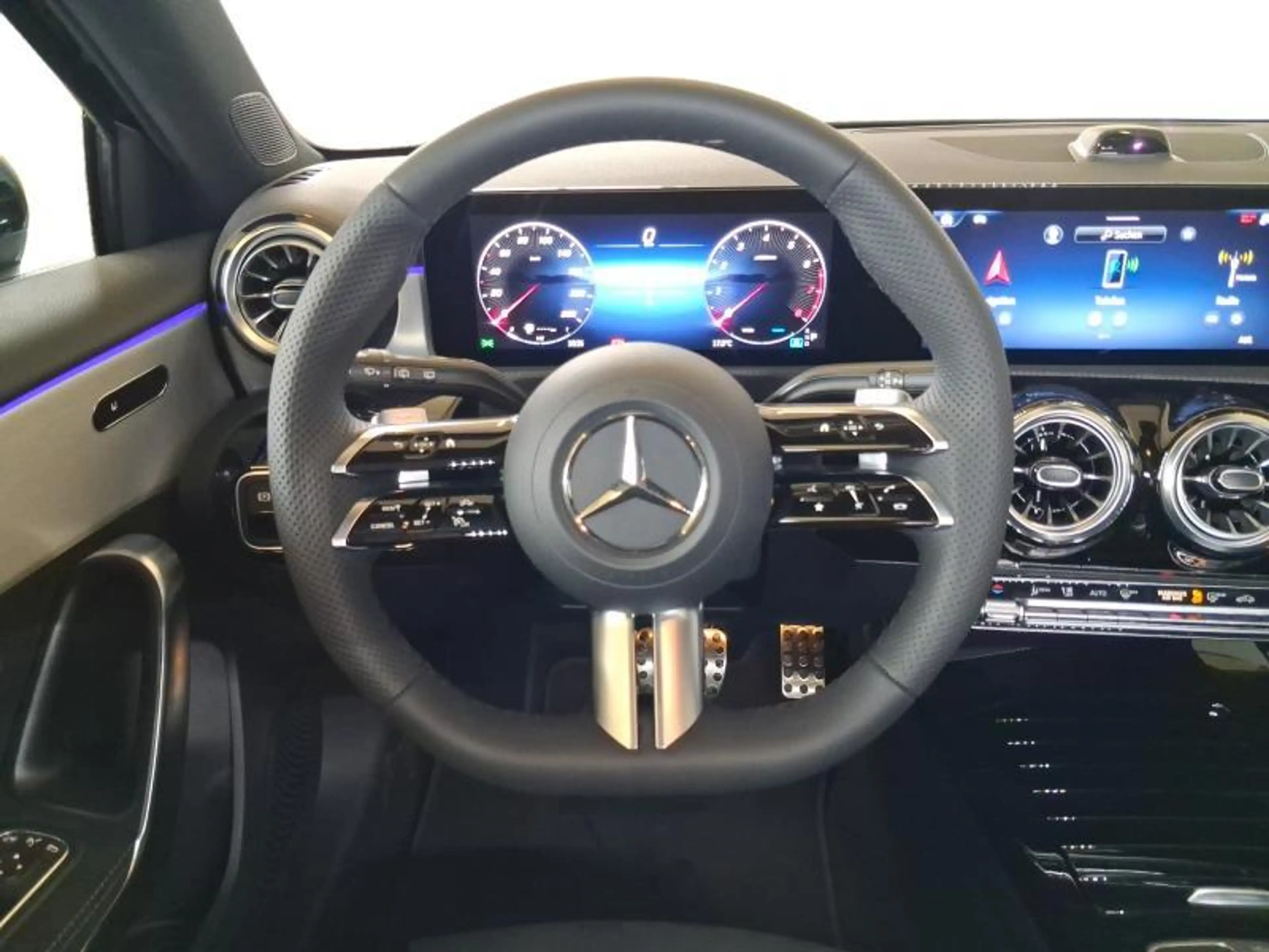 Mercedes-Benz A 200 AMG Line — photo 6