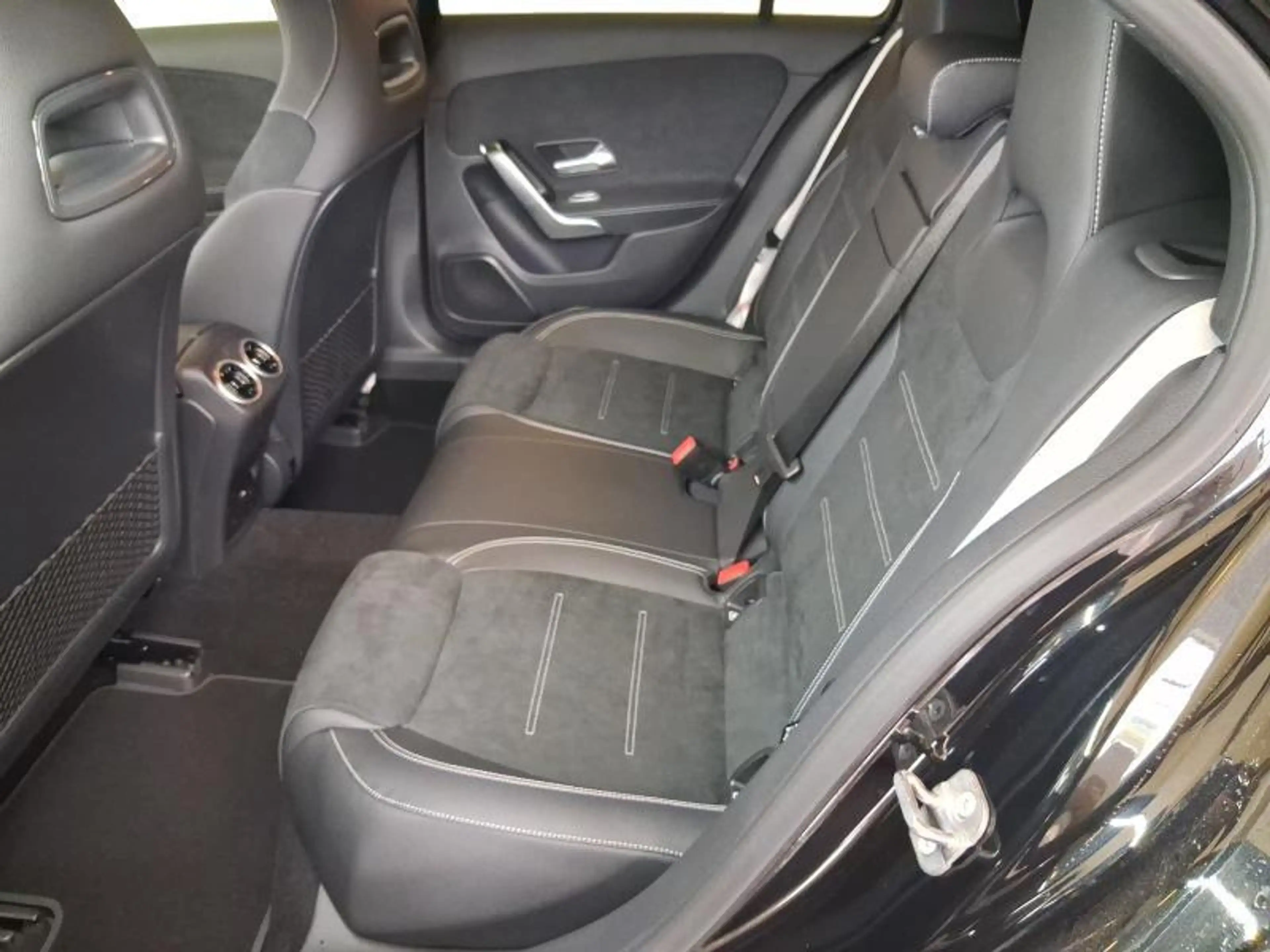 Mercedes-Benz A 200 AMG Line — photo 12