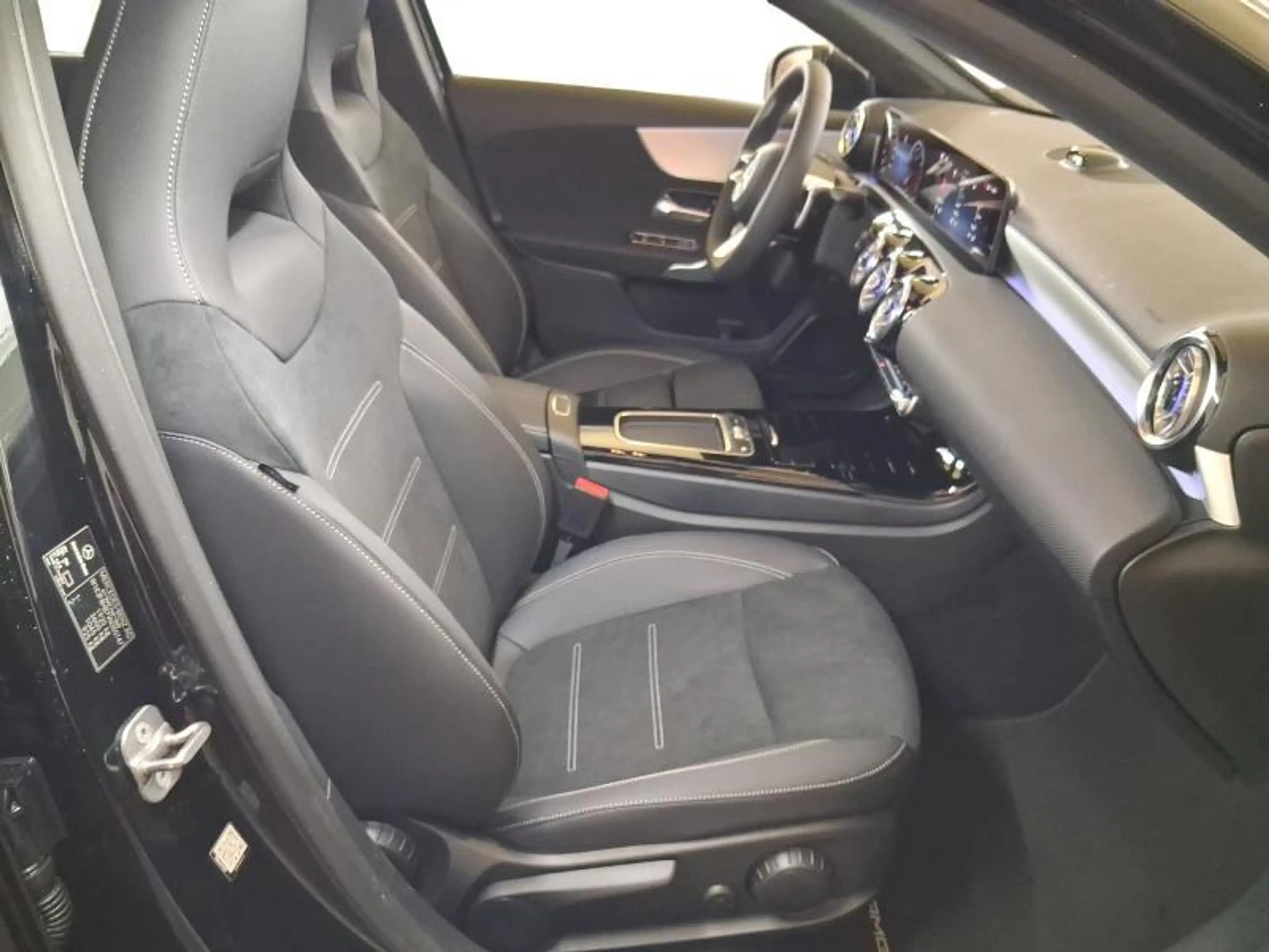 Mercedes-Benz A 200 AMG Line — photo 11