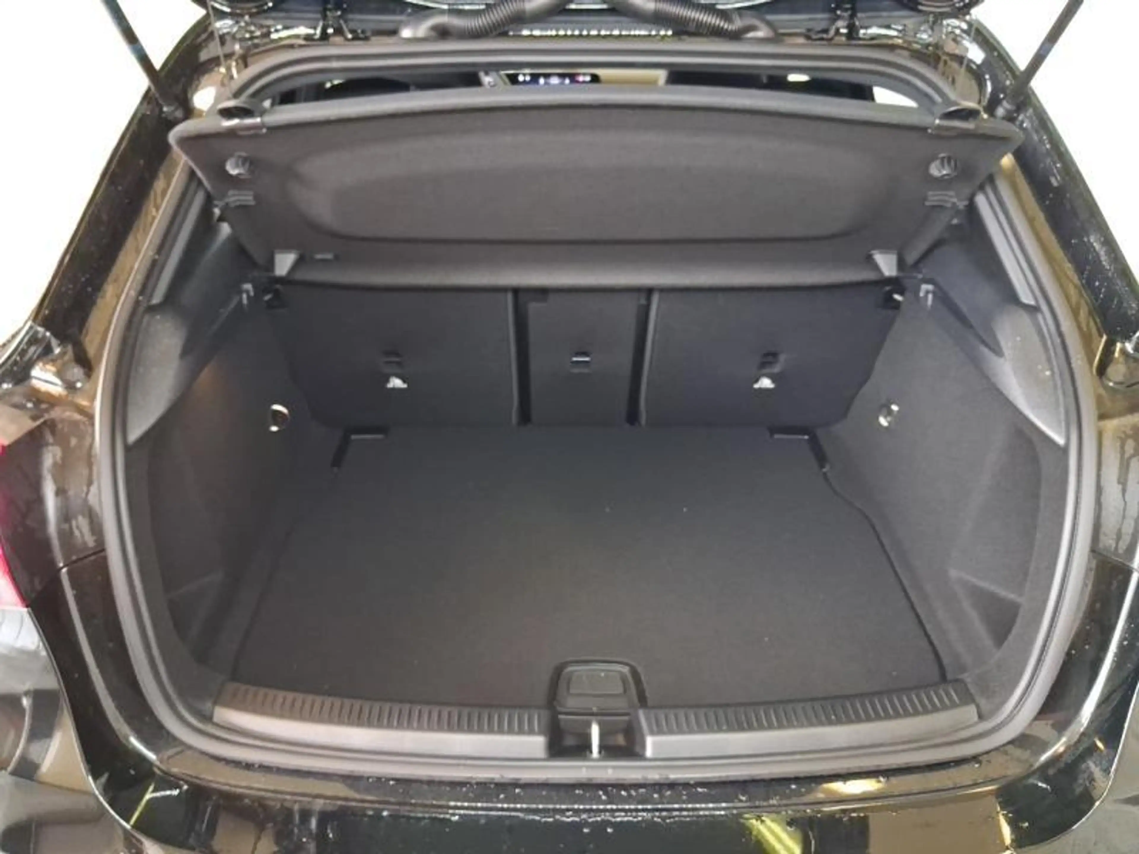 Mercedes-Benz A 200 AMG Line — photo 15