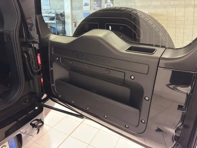 Land Rover Defender view 19