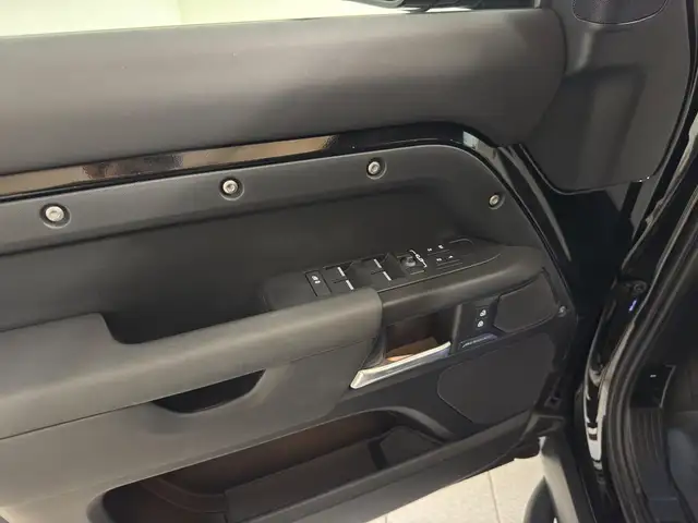 Land Rover Defender view 21