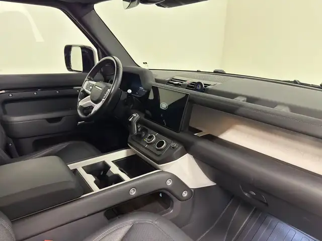 Land Rover Defender view 13
