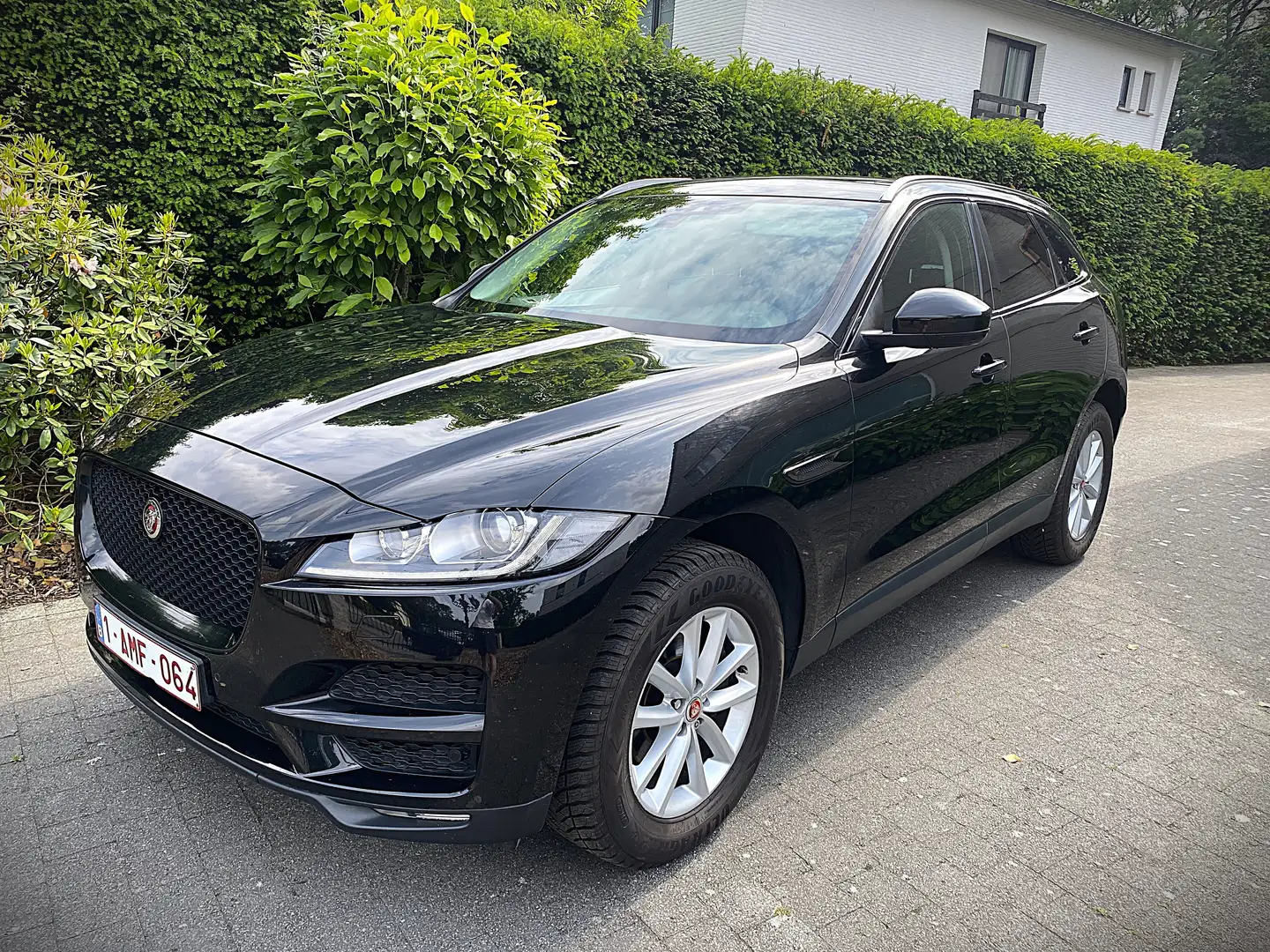 Jaguar F-Pace F-Pace 20d AWD Aut. Prestige Zwart - 2