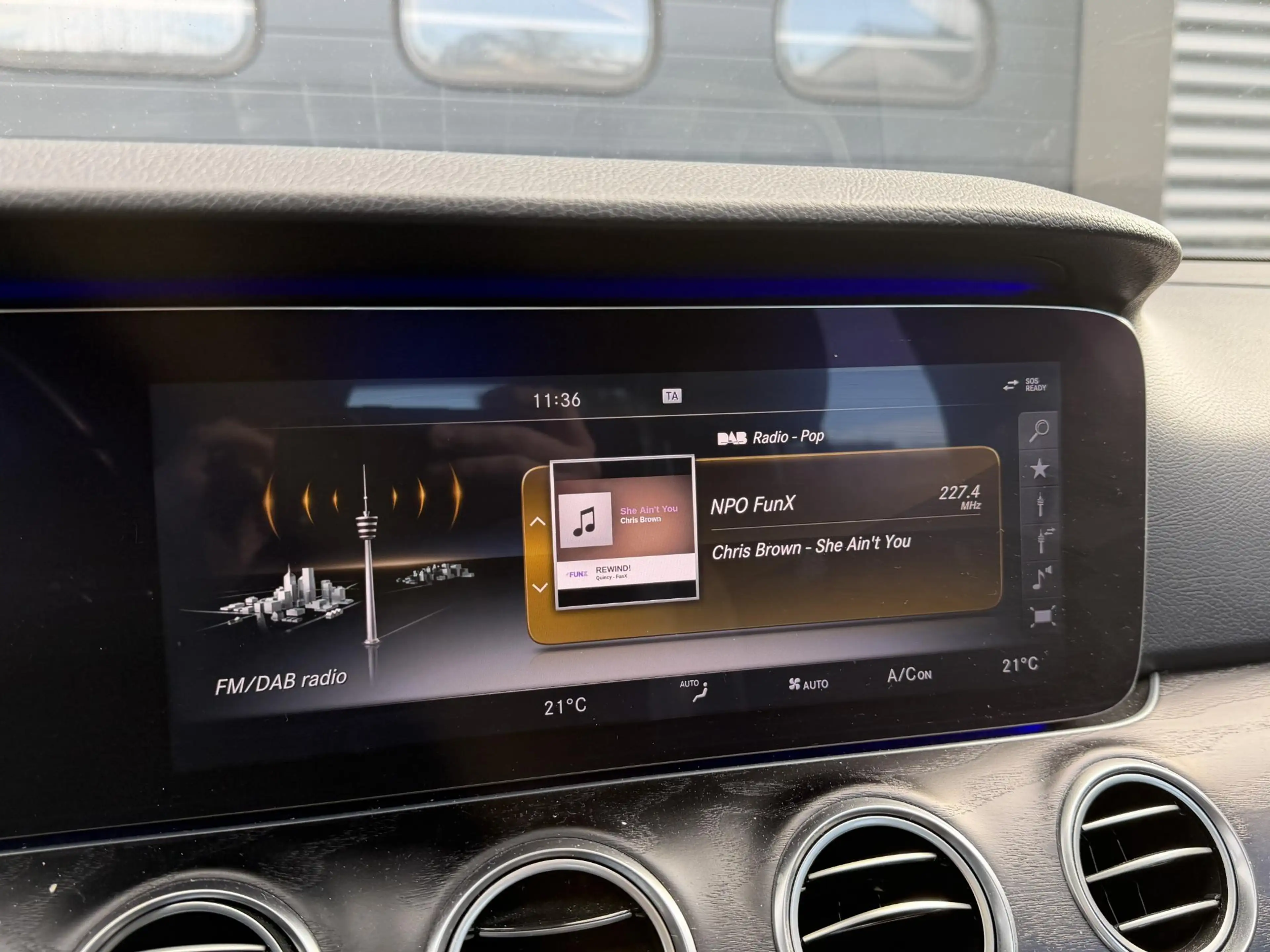 Mercedes-Benz E 220 d Lease Edition | Panoramadak | Burmester | Camera — photo 19