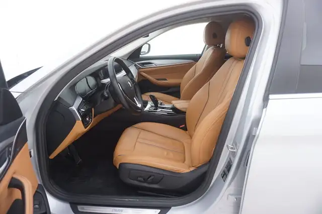 BMW 5 Series view 10