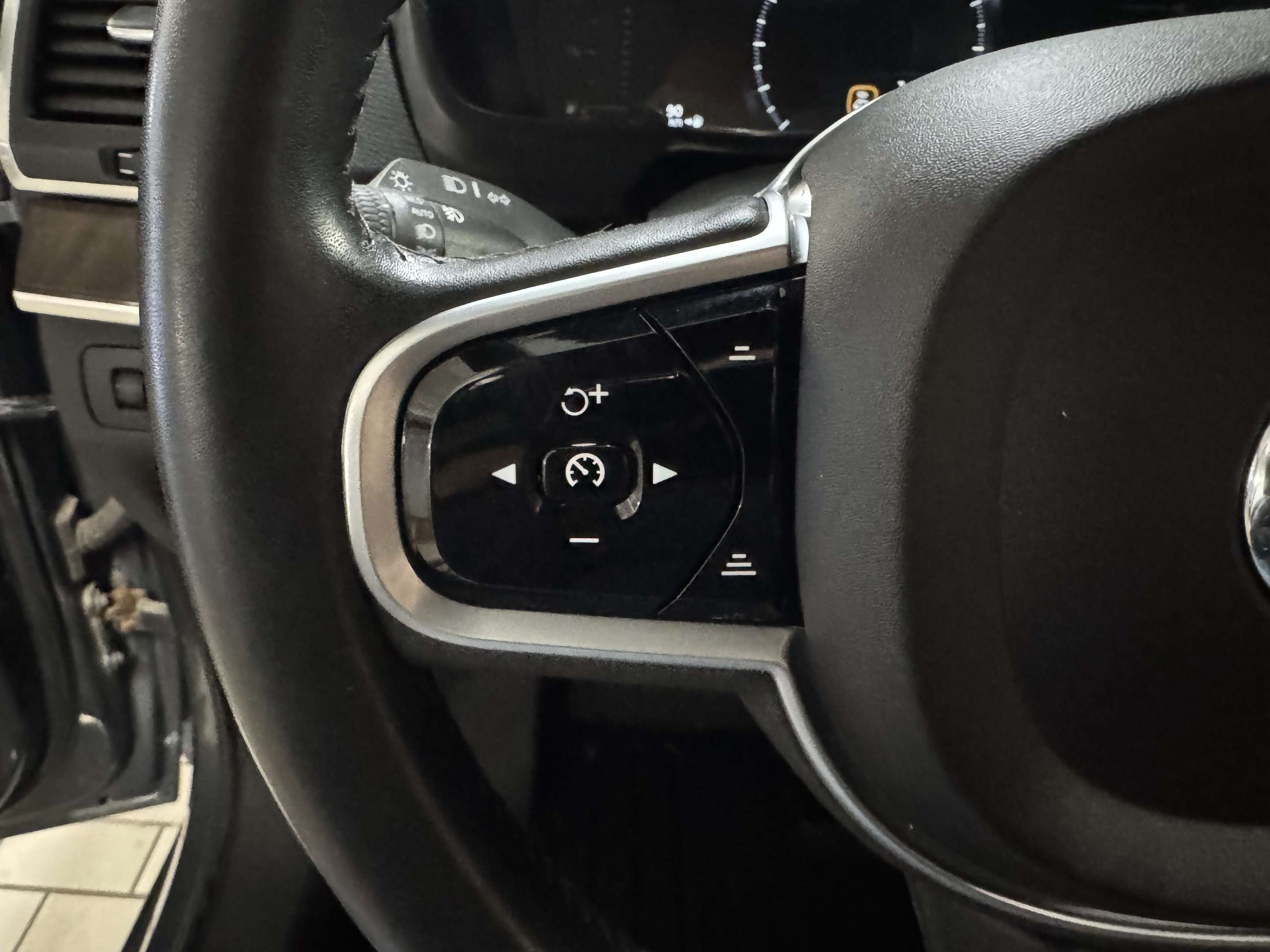 2019 Volvo XC90 T6 AWD Momentum thumb 25