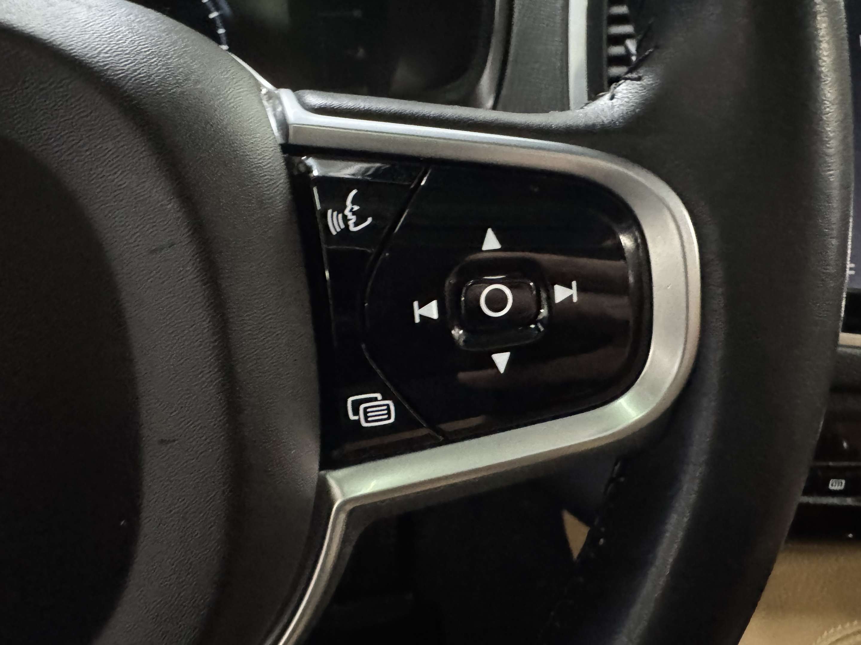 2019 Volvo XC90 T6 AWD Momentum thumb 26