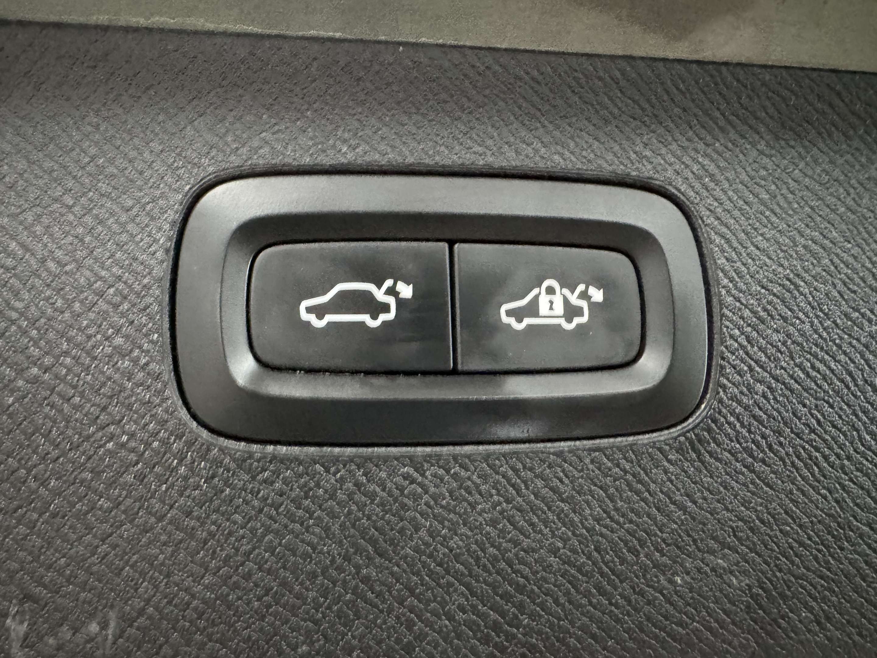 2019 Volvo XC90 T6 AWD Momentum thumb 18