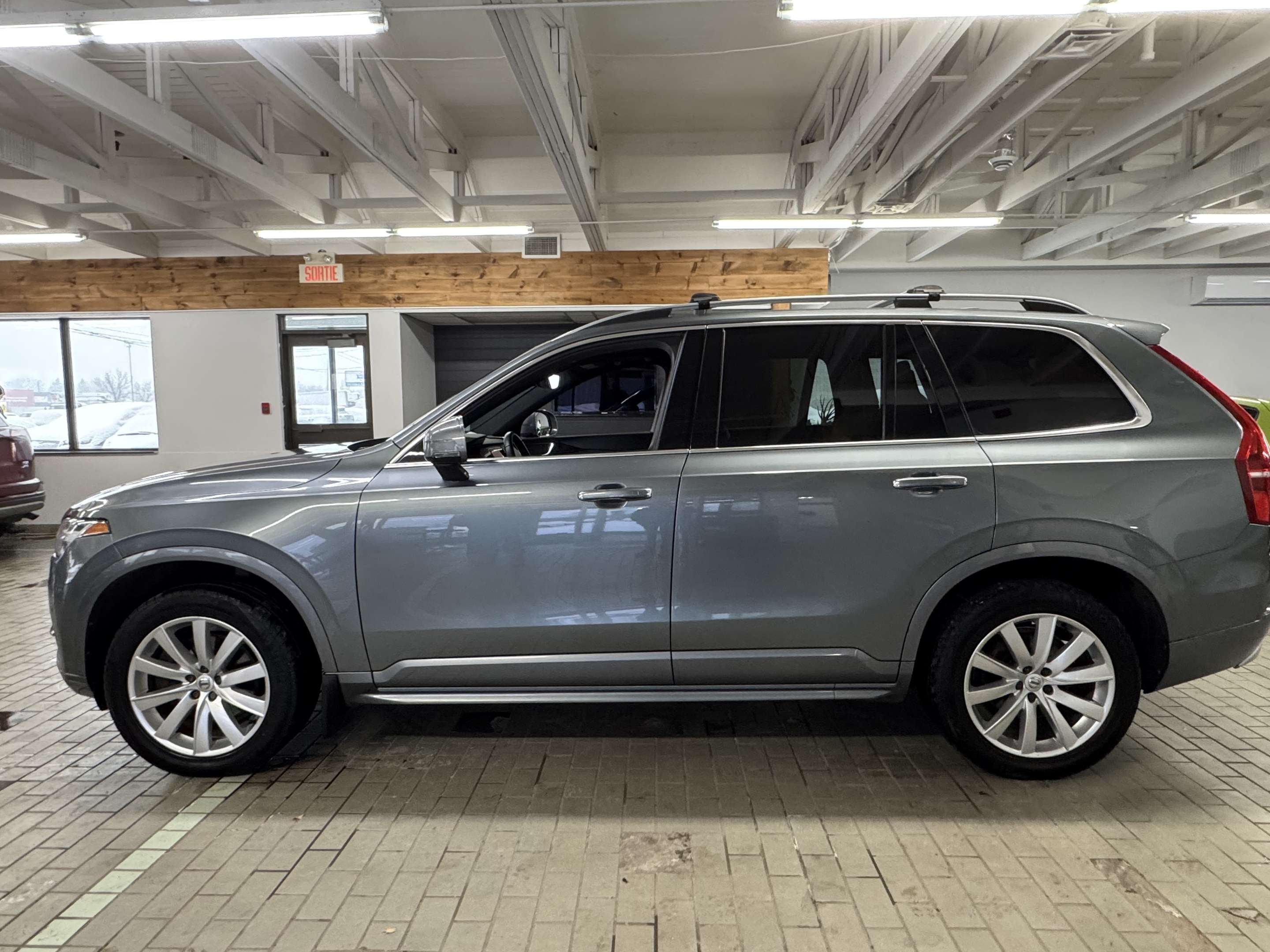 2019 Volvo XC90 T6 AWD Momentum alt 2