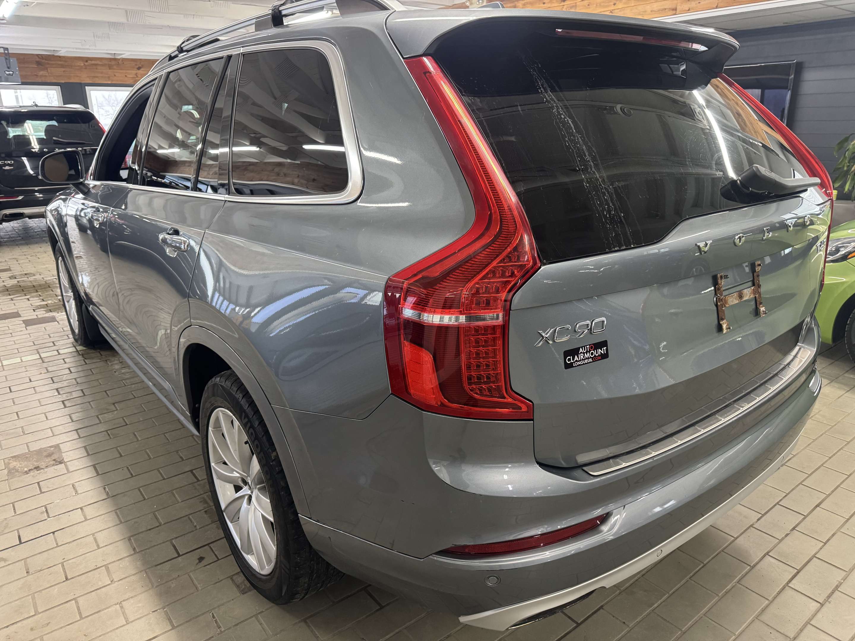 2019 Volvo XC90 T6 AWD Momentum alt 3