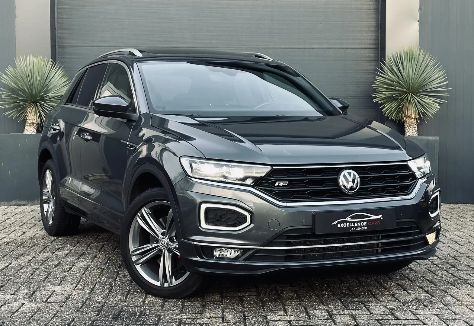 Volkswagen T-Roc 1.5 TSI Sport Business R-Line Pano Automaat Volksw Grijs - 1