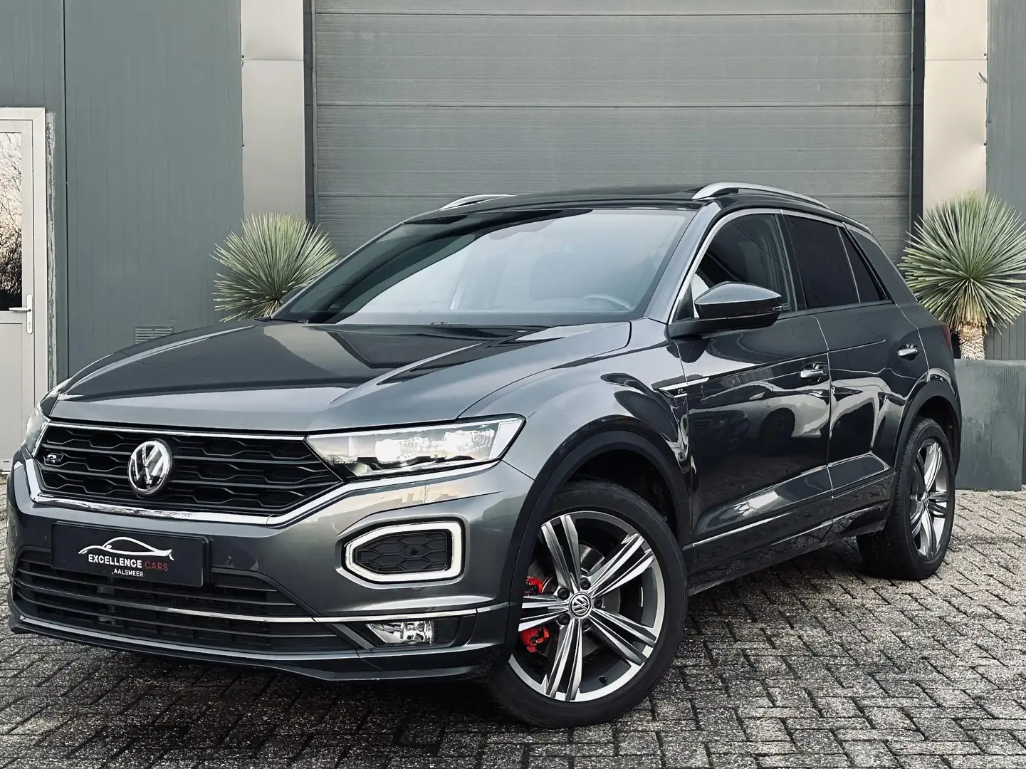 Volkswagen T-Roc 1.5 TSI Sport Business R-Line Pano Automaat Volksw Grijs - 2