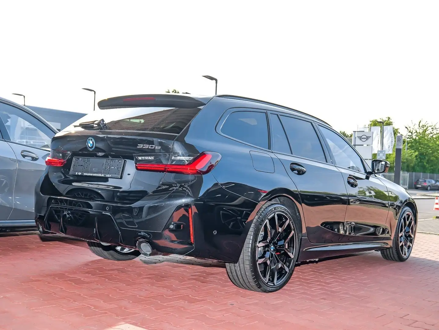 BMW 330 e MSport + Pano + AHK + DAprof. + 19" Schwarz - 2