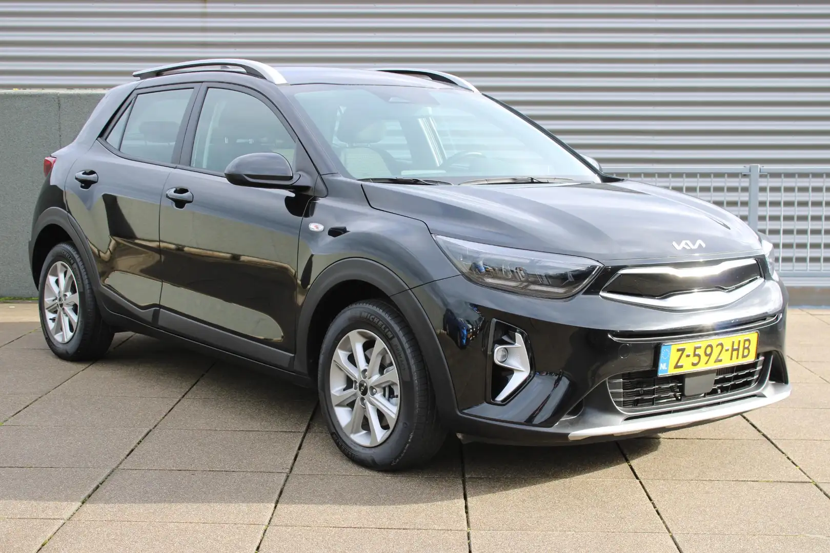 Kia Stonic 1.0 T-GDi MHEV DynamicLine Camera / Navigatie / 17 Noir - 2