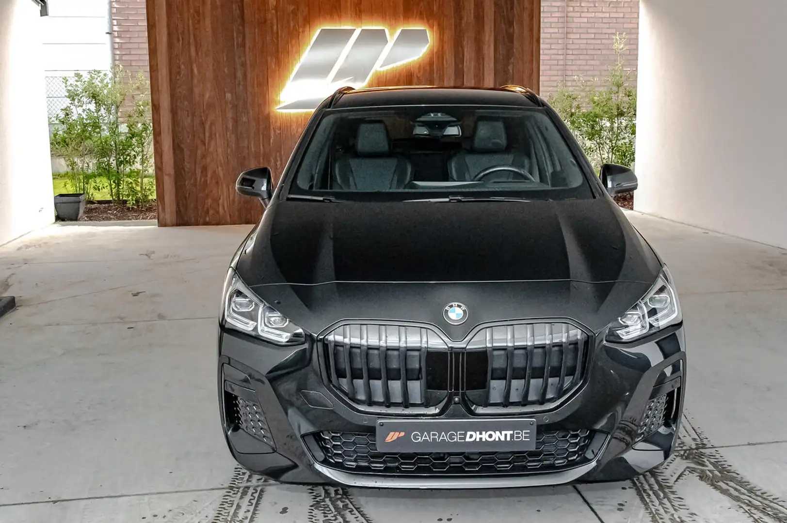 BMW 218 i active tourer, M pack, Parking + (360°) U06 Zwart - 2