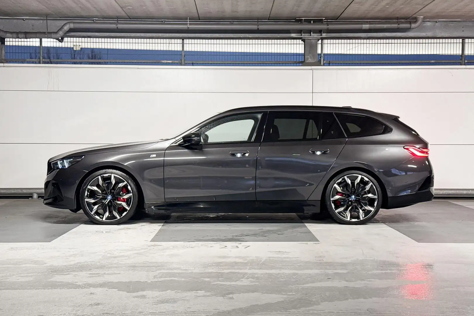 BMW i5 Touring M60 xDrive 84 kWh Grau - 2