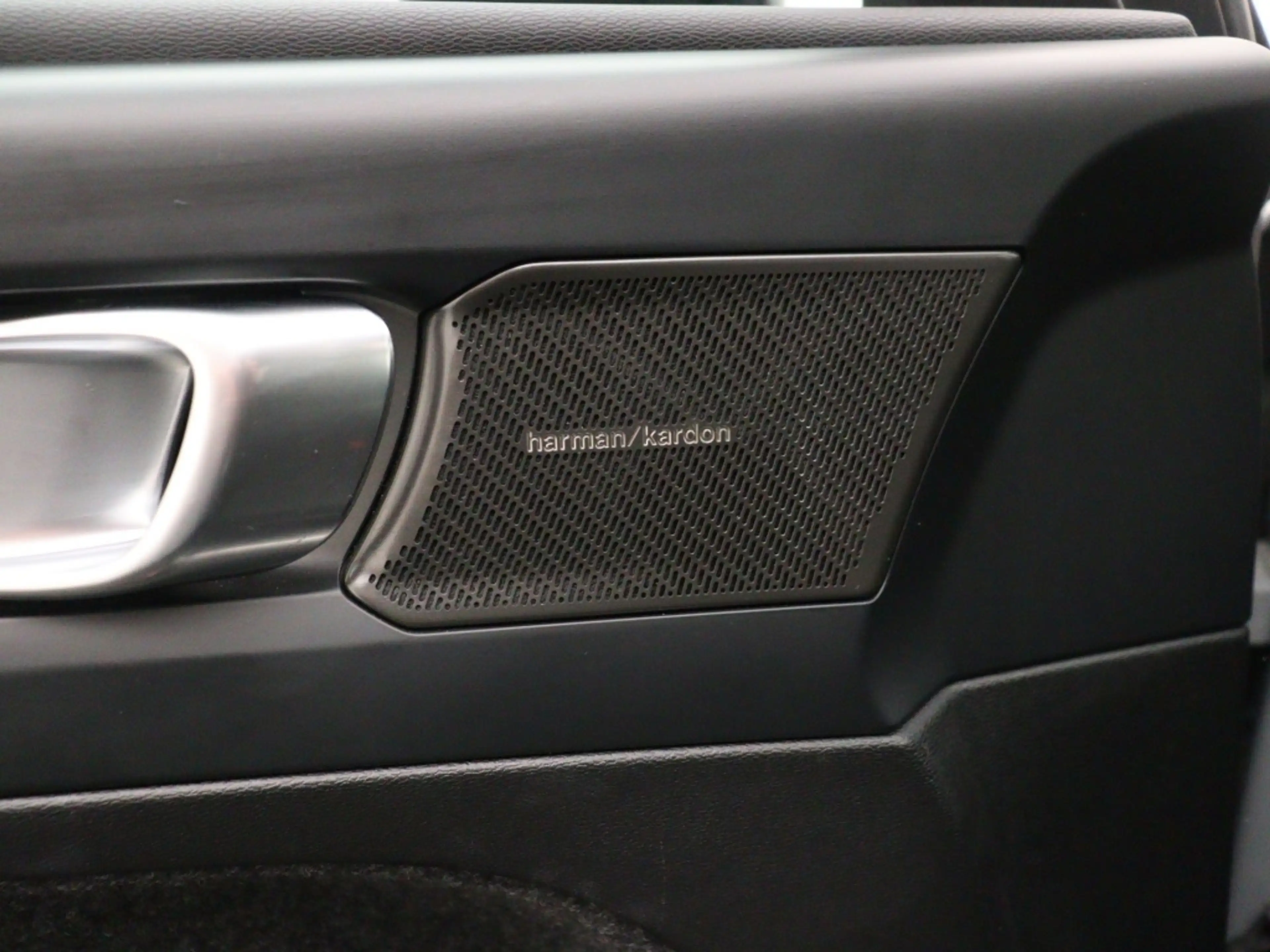 Volvo EX40 EXTENDED RANGE PLUS DARK 360GR CAM HARMAN KARDON G — photo 12