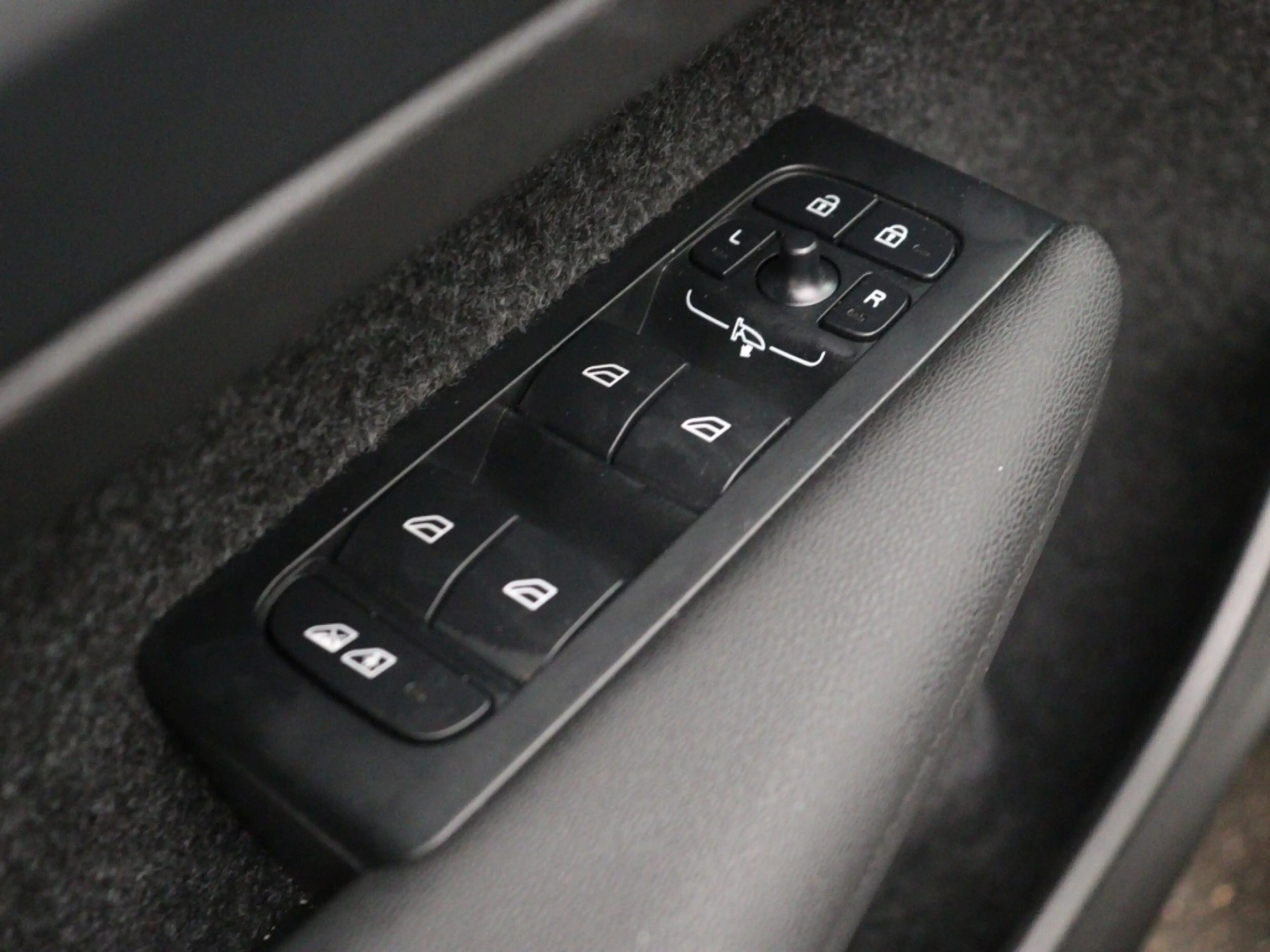 Volvo EX40 EXTENDED RANGE PLUS DARK 360GR CAM HARMAN KARDON G — photo 13