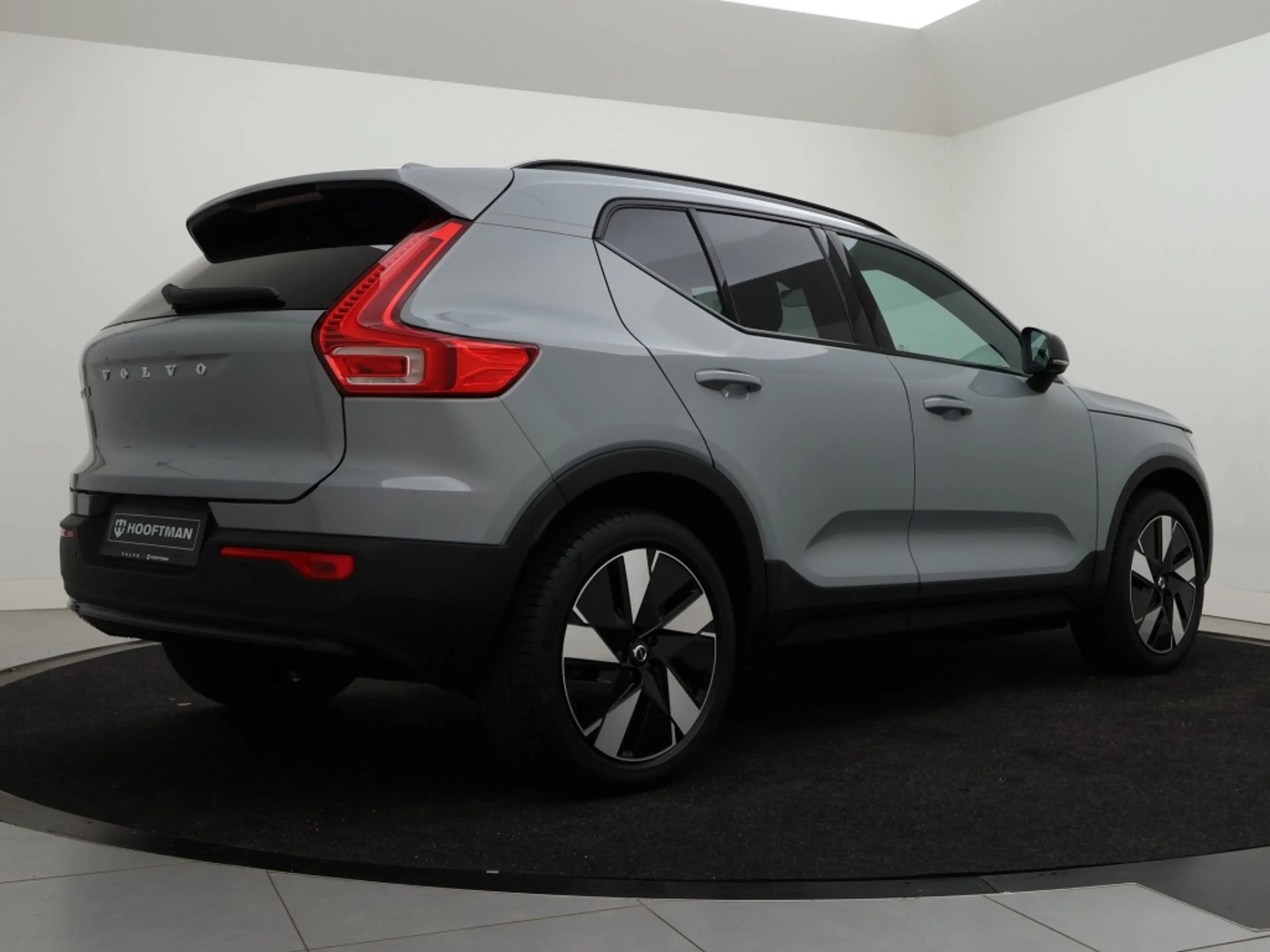 Volvo EX40 EXTENDED RANGE PLUS DARK 360GR CAM HARMAN KARDON G — photo 3