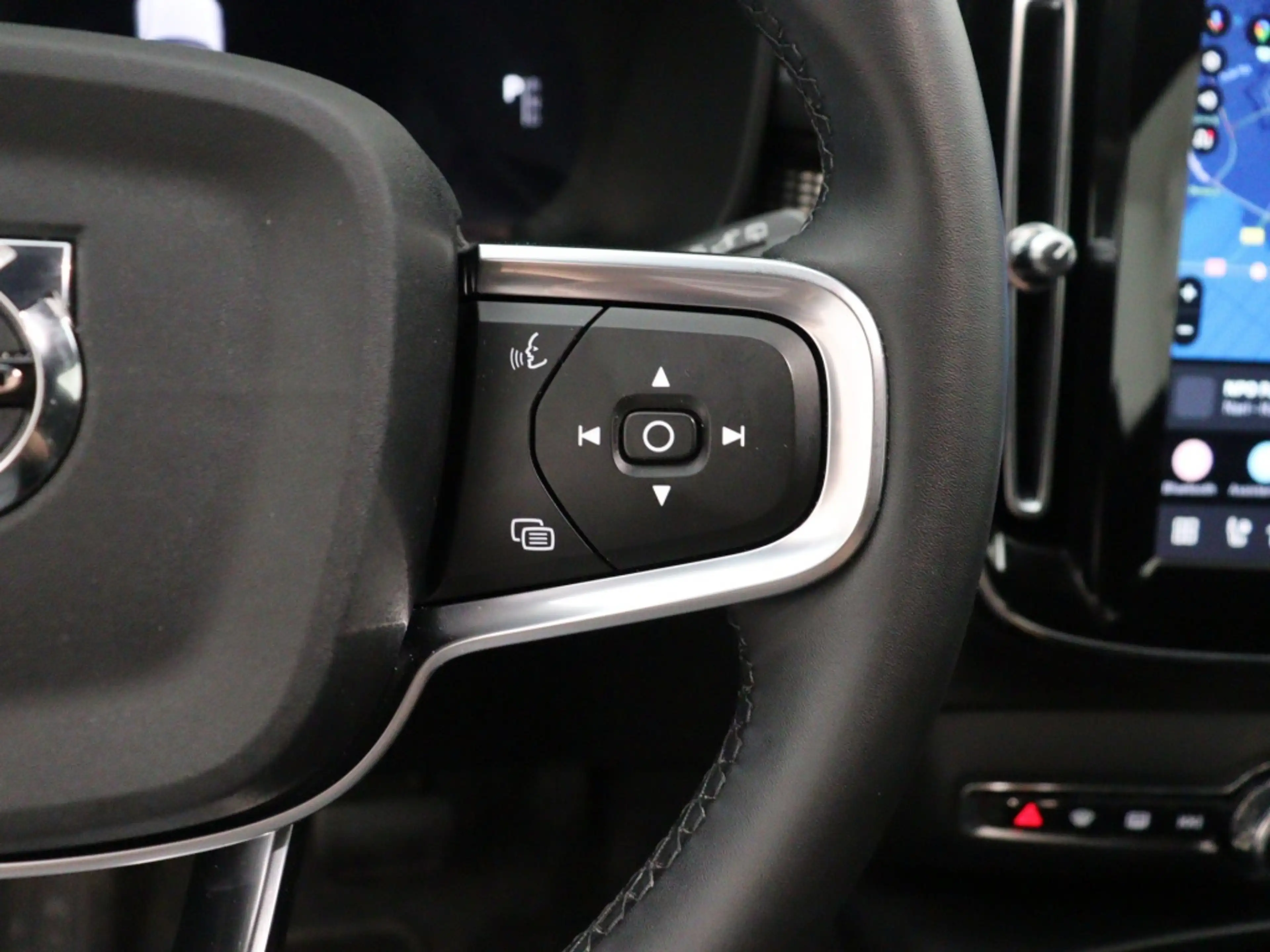 Volvo EX40 EXTENDED RANGE PLUS DARK 360GR CAM HARMAN KARDON G — photo 14