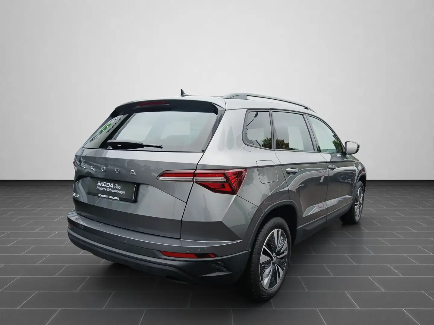 Skoda Karoq Tour 1.5 TSI AHK pACC PDC RFK SHZ LED Grau - 2