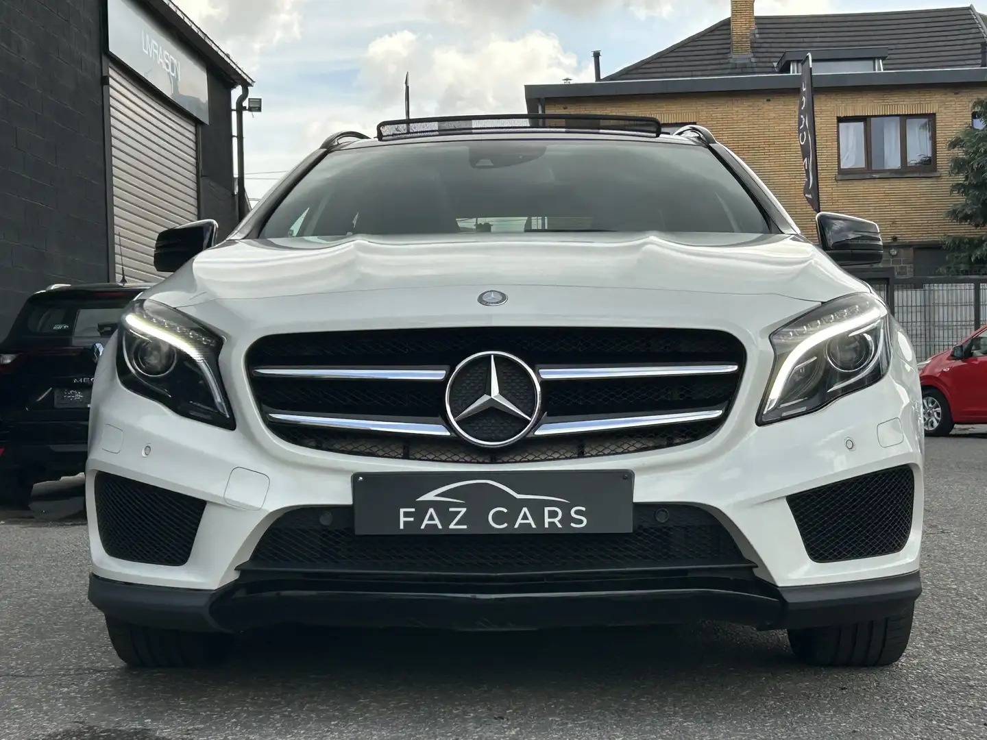 Mercedes-Benz GLA 200 d * 1ER PROP + PACK AMG + T.PANO + XENON + CUIR * Weiß - 2
