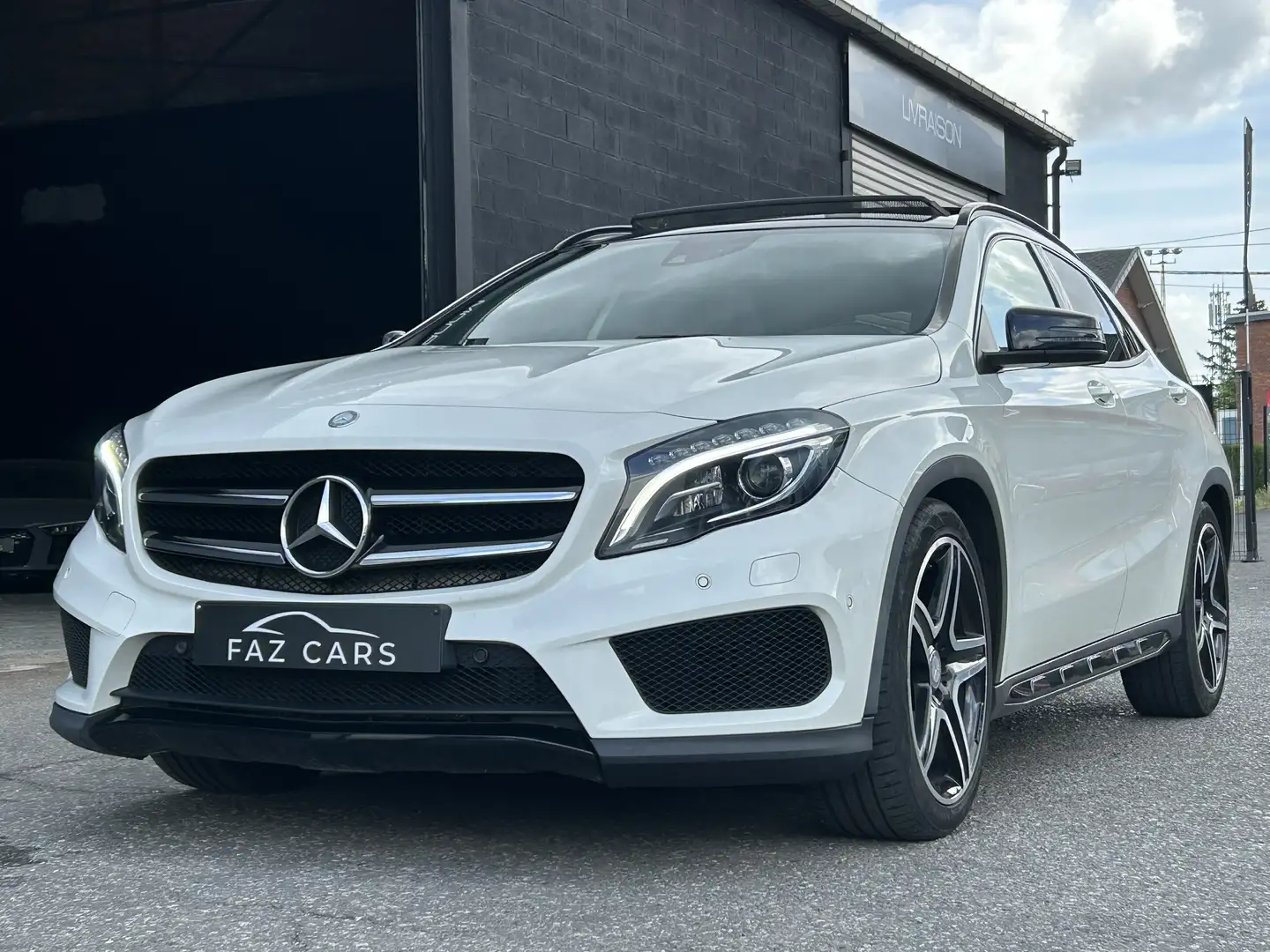 Mercedes-Benz GLA 200 d * 1ER PROP + PACK AMG + T.PANO + XENON + CUIR * Weiß - 1
