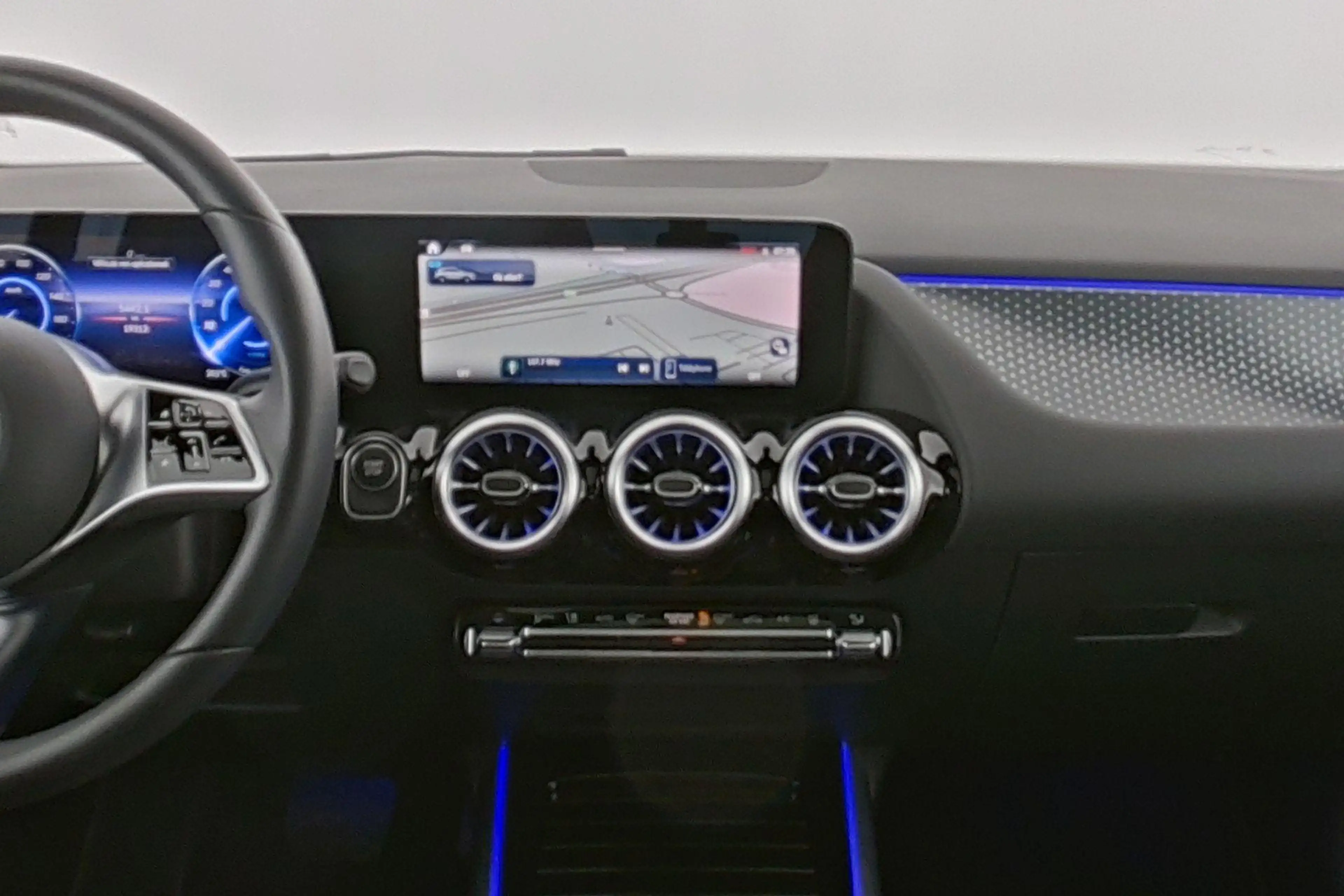 Mercedes-Benz EQA 250 250+ Business Line — photo 15