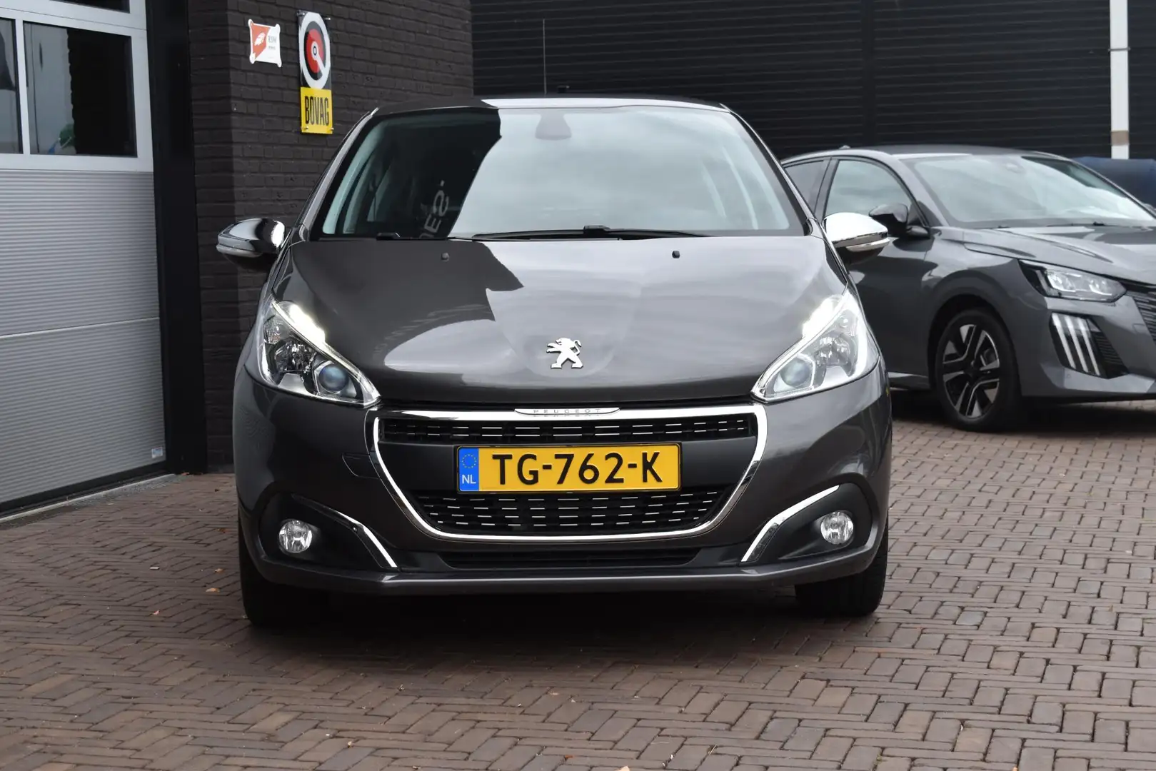 Peugeot 208 1.2 PureTech Blue Lease Executive | Navi | Cruise Grijs - 2