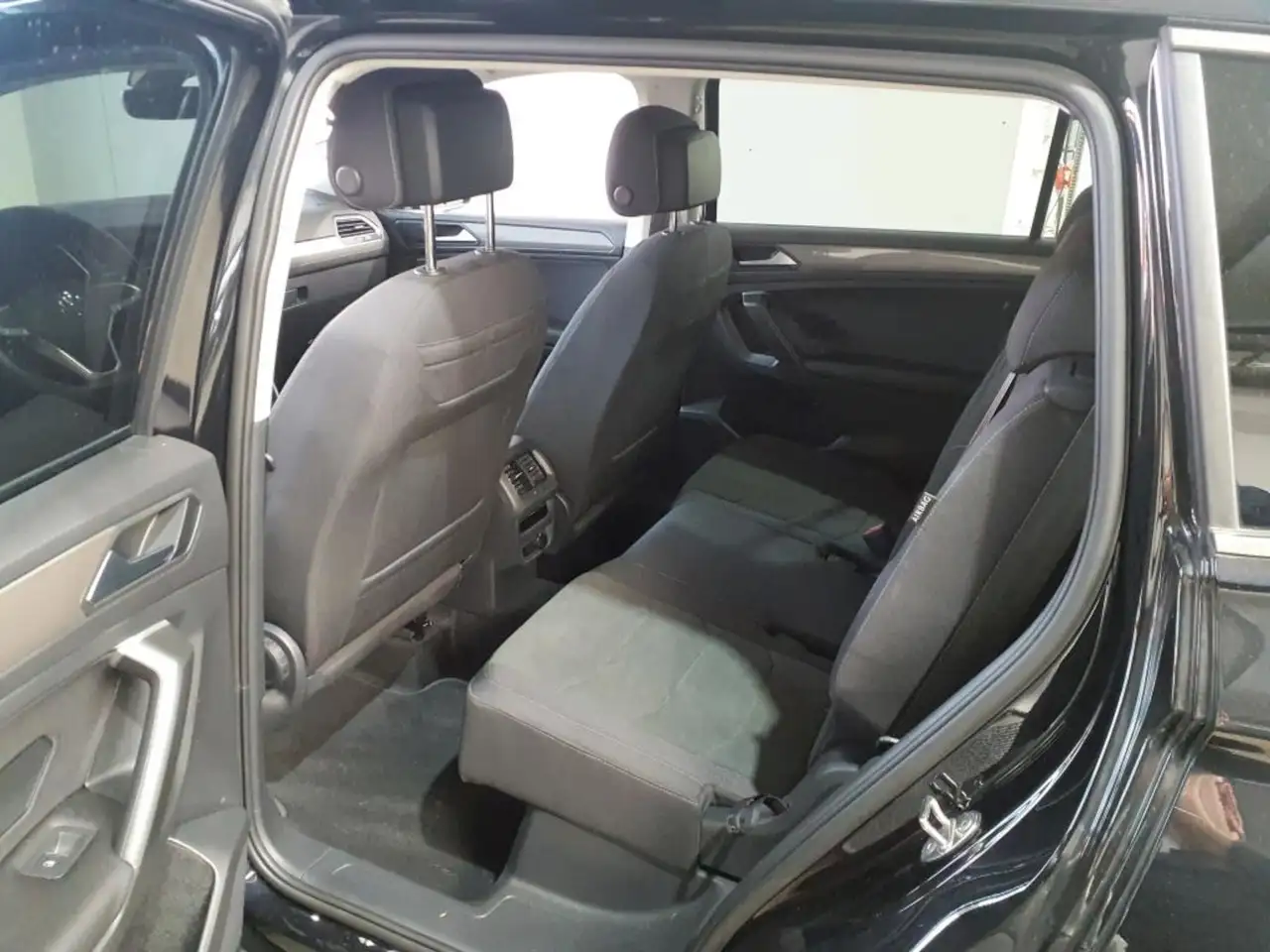 Volkswagen Tiguan Allspace 2,0TDI 4M 7-Sitzer*Navi*AHK*LED 9
