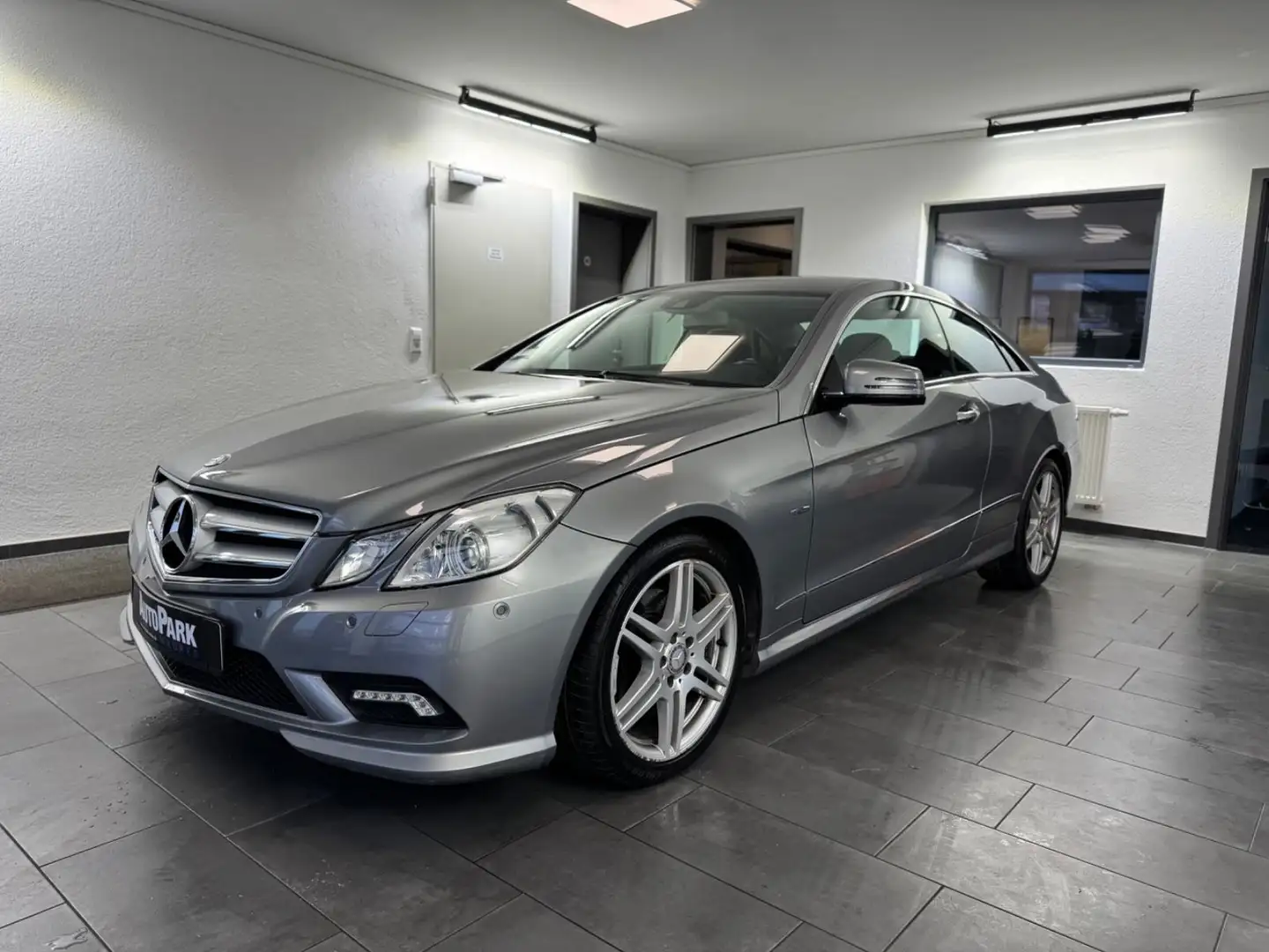 Mercedes-Benz E 220 Coupe CDI BlueEfficiency *AMG*Navi* PDC* Silver - 2