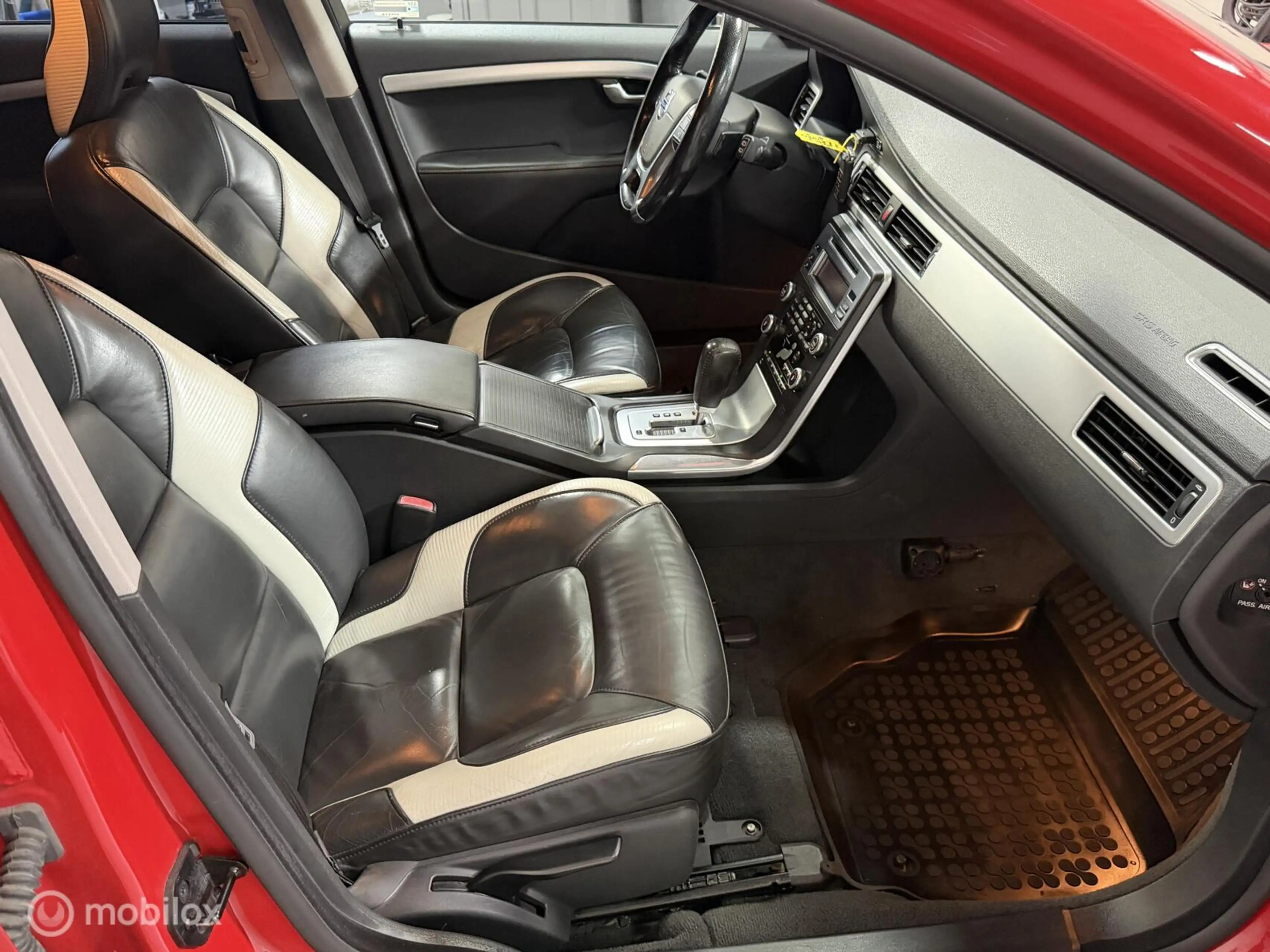 Volvo V70 2.5T R-Design AUTOMAAT / LEER / XENON — photo 13
