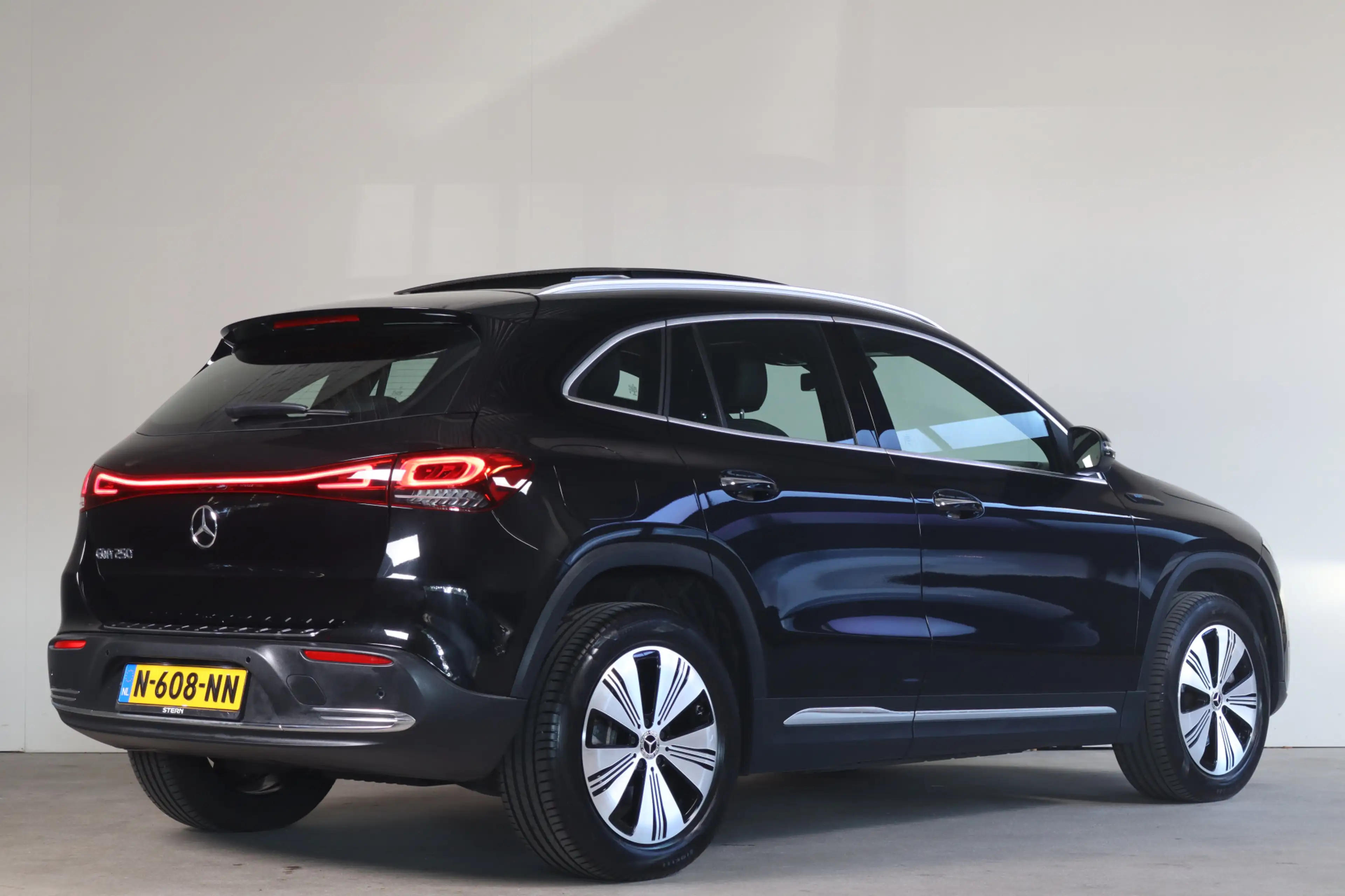 Mercedes-Benz EQA 250 Business Solution Luxury 67 kWh - NL- Auto!! Pano — photo 2