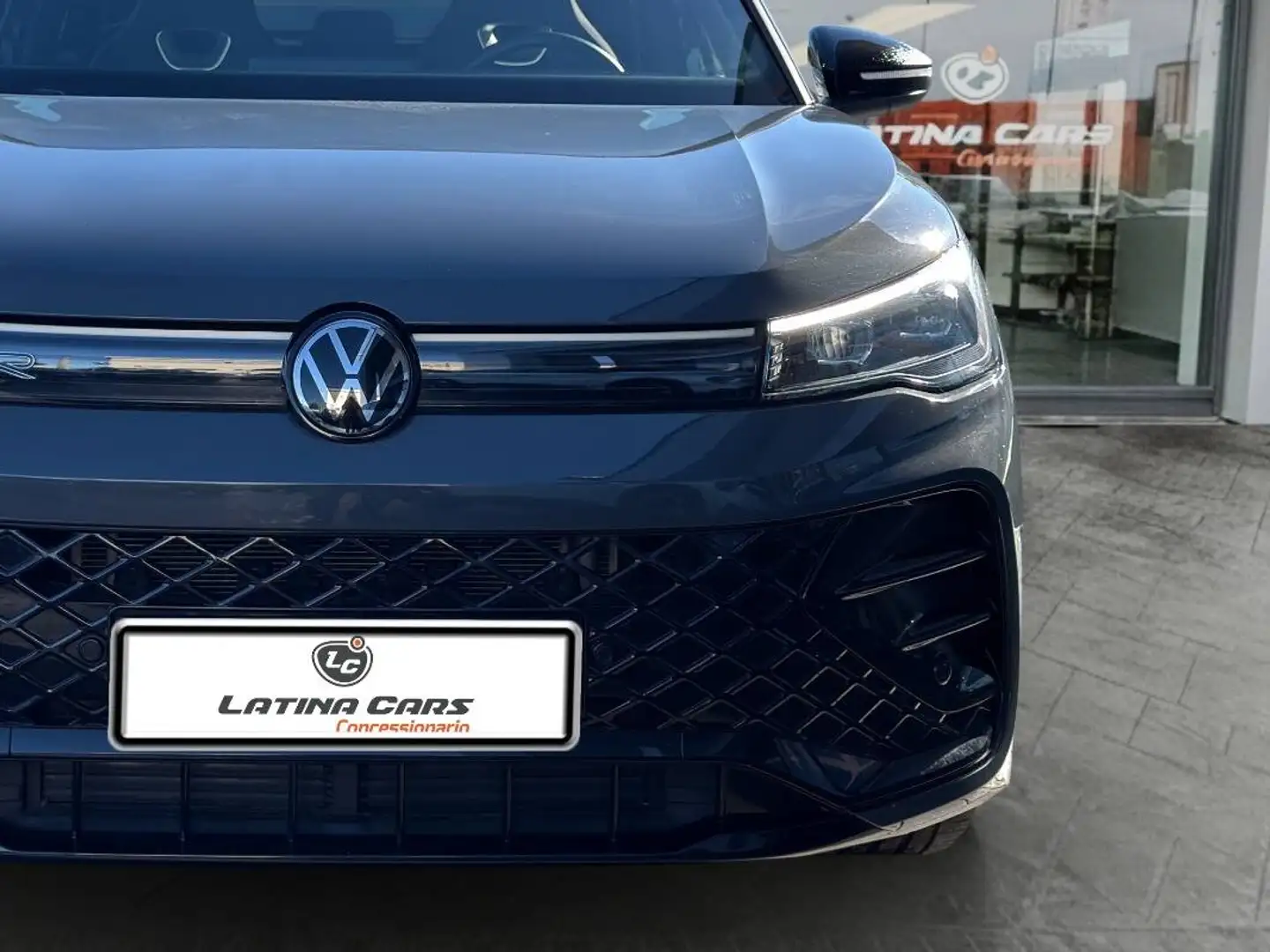 Volkswagen Tiguan 2.0 tdi R-Line 150cv dsg Con NAVIGATORE Gris - 2