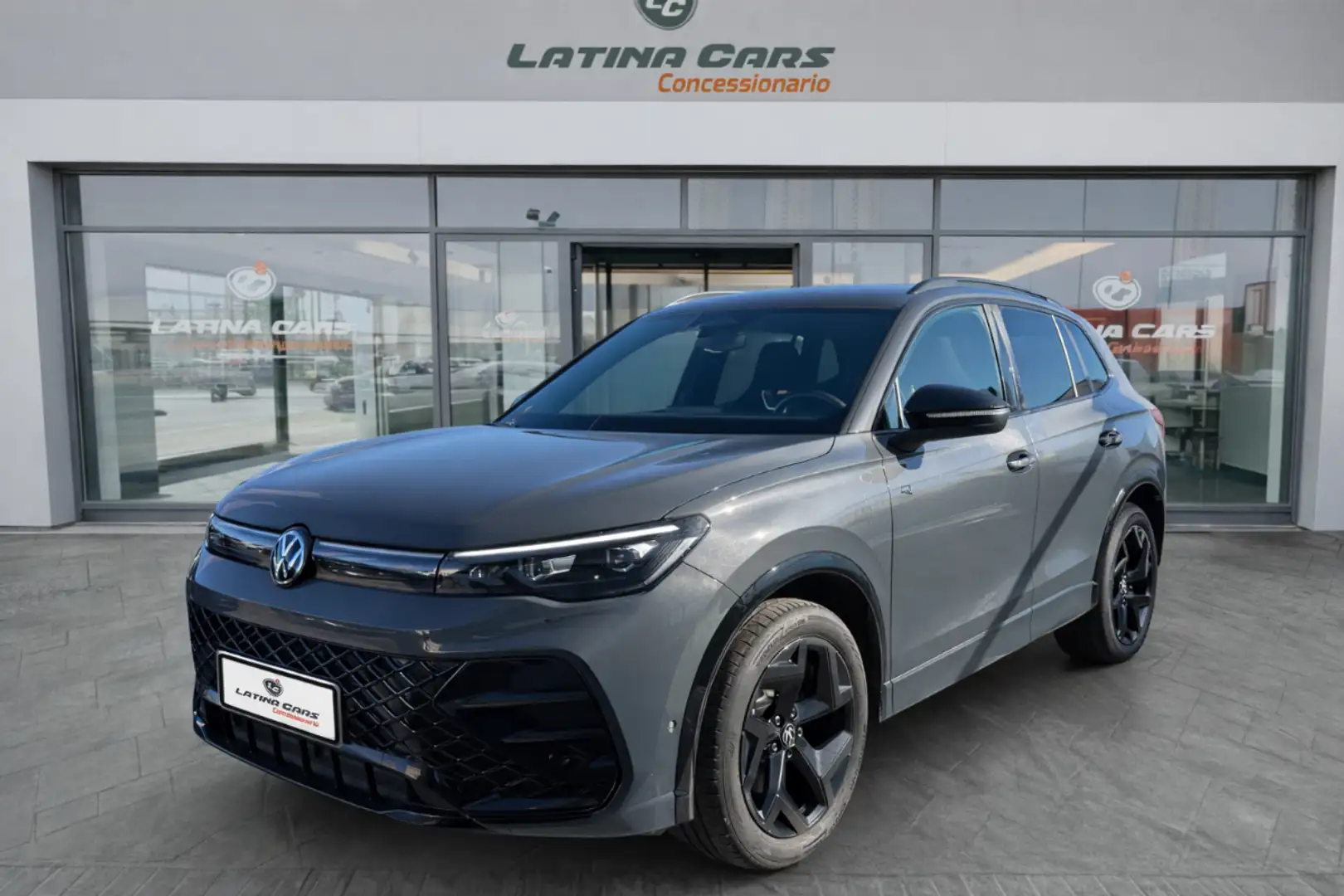 Volkswagen Tiguan 2.0 tdi R-Line 150cv dsg Con NAVIGATORE Gris - 1