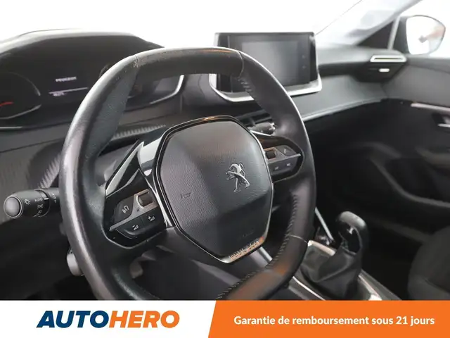 Peugeot 208 view 11