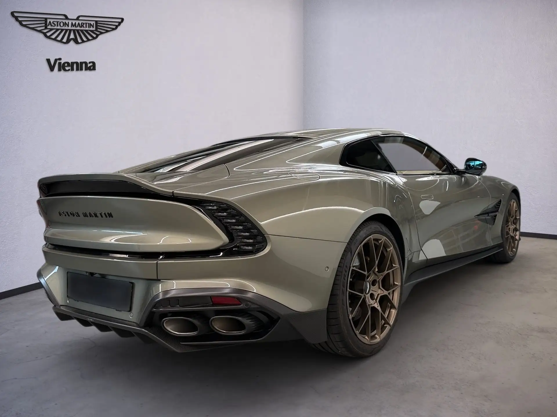 애스턴마틴 뱅퀴시 Coupe 2025 회색 사진 3