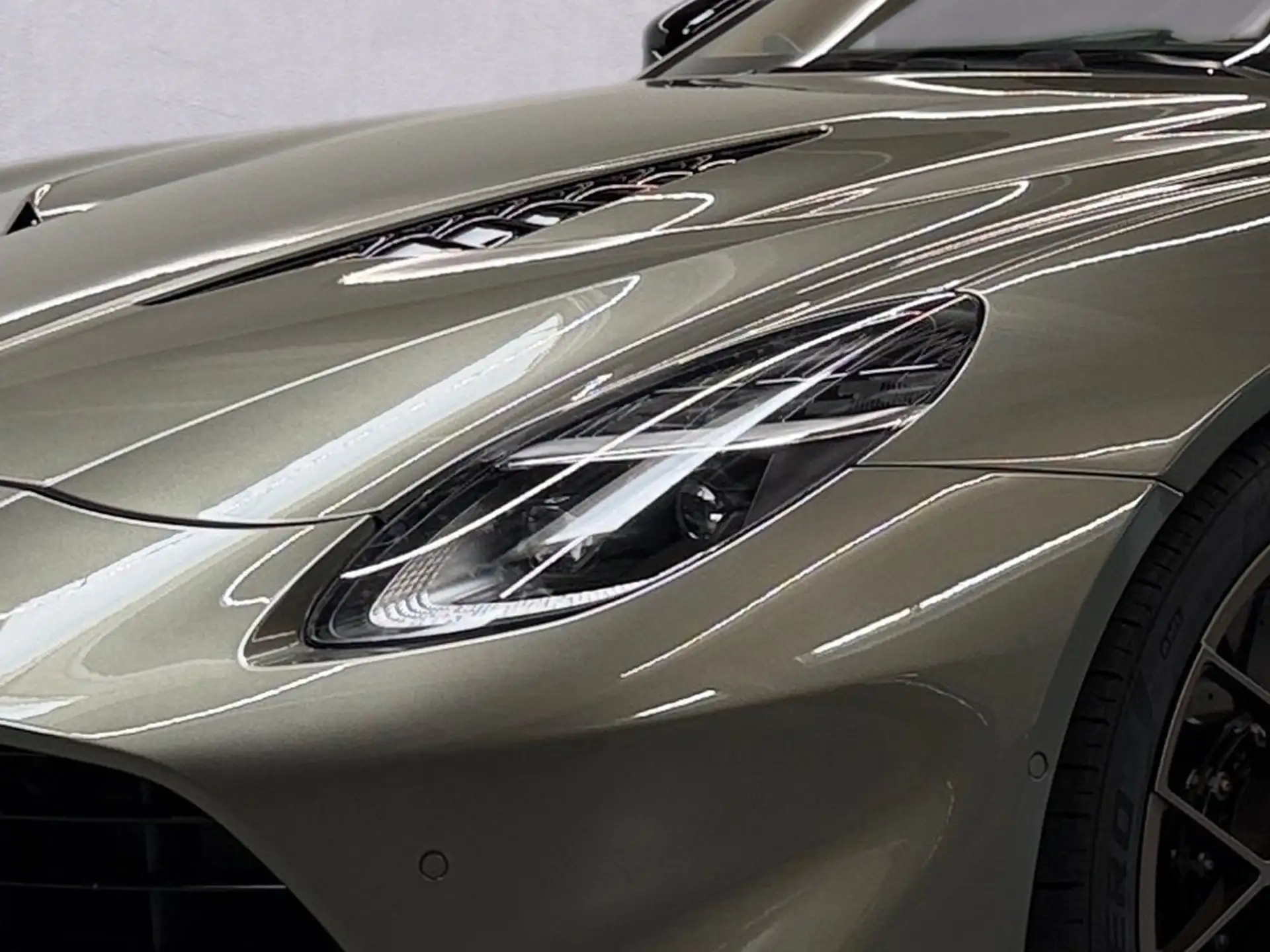 애스턴마틴 뱅퀴시 Coupe 2025 회색 사진 5