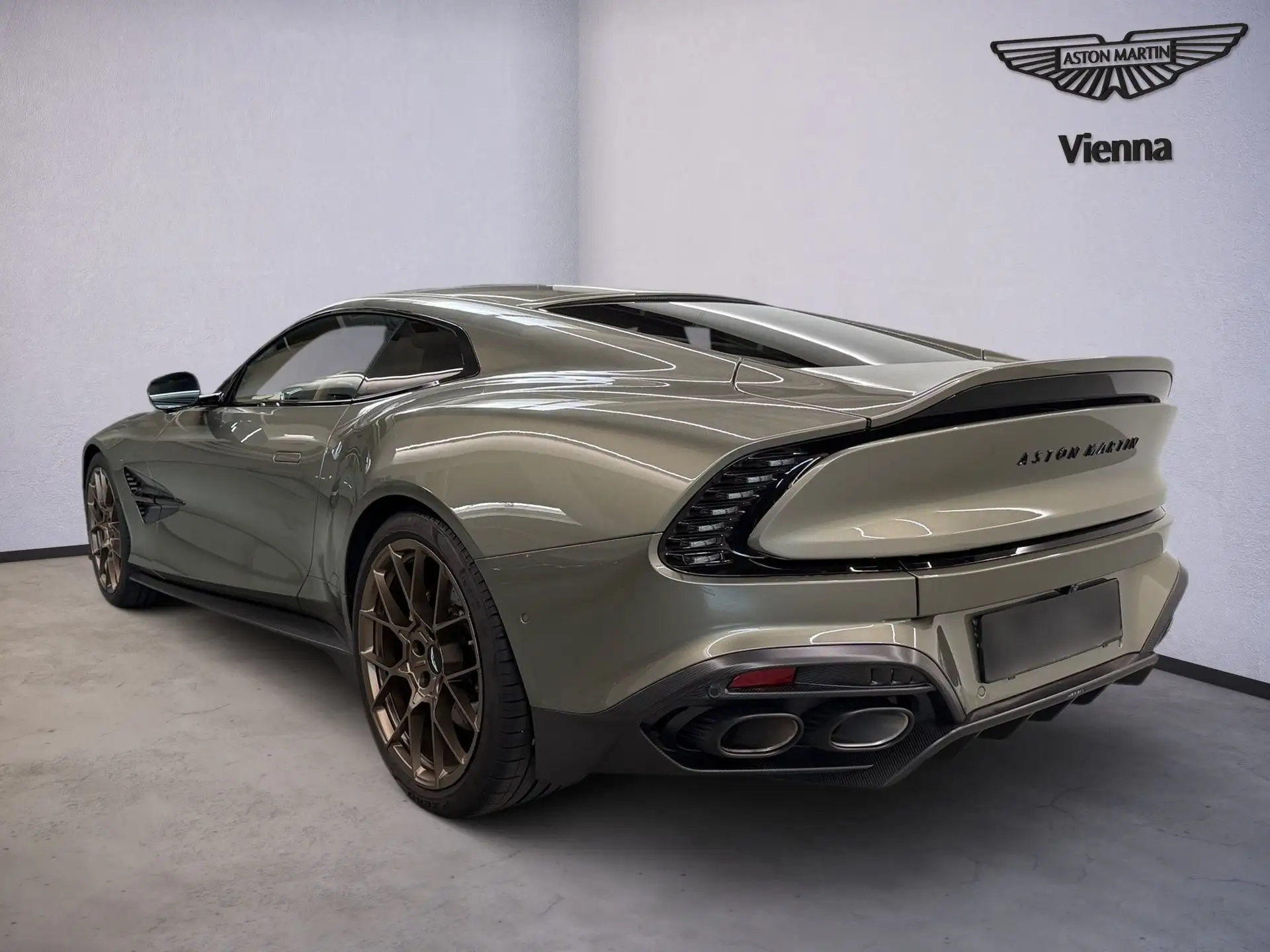 애스턴마틴 뱅퀴시 Coupe 2025 회색 사진 4