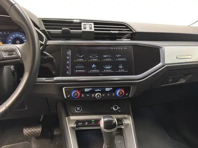 Audi Q3 view 14