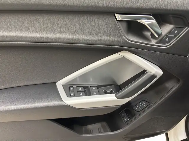 Audi Q3 view 12